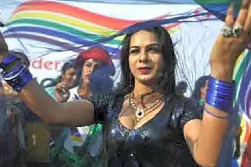 કહેવાય છે કે, કિન્નરોની હાય દરેક પરિસ્થિતિમાં વ્યક્તિને લાગે છે. તેની પાછળનું કારણ છે કે, કિન્નર તેમની ઓળખને કારણે આખી જીંદગી તકલીફ સહન કરે છે. એવામાં તેમનાં મોઢેથી નીકળેલી બદદુઆઓ જે રીતે તેમને આપી હોય તે તકલીફ આપે જ છે. ખાસ કરીને આર્થિક બદદુઆઓ ઘણી જ મારક હોય છે. કારણ કે મોટાભાગનાં કિન્નરો ગરીબીમાં જીવતા હોય છે. કહેવાય છે કે, કિન્નરોની હાય દરેક પરિસ્થિતિમાં વ્યક્તિને લાગે છે. તેની પાછળનું કારણ છે કે, કિન્નર તેમની ઓળખને કારણે આખી જીંદગી તકલીફ સહન કરે છે. એવામાં તેમનાં મોઢેથી નીકળેલી બદદુઆઓ જે રીતે તેમને આપી હોય તે તકલીફ આપે જ છે. ખાસ કરીને આર્થિક બદદુઆઓ ઘણી જ મારક હોય છે. કારણ કે મોટાભાગનાં કિન્નરો ગરીબીમાં જીવતા હોય છે.