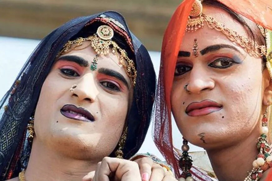 જ્યારે કોઇનાં ઘરે બાળકનો જન્મ થાય છે અને તેનાં જનનાંગમાં કોઇ કમજોરી જોવા મળે તો, ગ્રામીણ વિસ્તારમાં તેમને કિન્નરોને હવાલે કરી દેવામાં આવે છે. પછી તે બાળક આજીવન તેનાં પરિવારથી દૂર જતુ રહે છે. કે તેમનું મિલન થાય તો પણ તે એકાંતમાં આખા ગામ સમાજથી છુપાઇને થતું હોય છે. જ્યારે કોઇનાં ઘરે બાળકનો જન્મ થાય છે અને તેનાં જનનાંગમાં કોઇ કમજોરી જોવા મળે તો, ગ્રામીણ વિસ્તારમાં તેમને કિન્નરોને હવાલે કરી દેવામાં આવે છે. પછી તે બાળક આજીવન તેનાં પરિવારથી દૂર જતુ રહે છે. કે તેમનું મિલન થાય તો પણ તે એકાંતમાં આખા ગામ સમાજથી છુપાઇને થતું હોય છે.