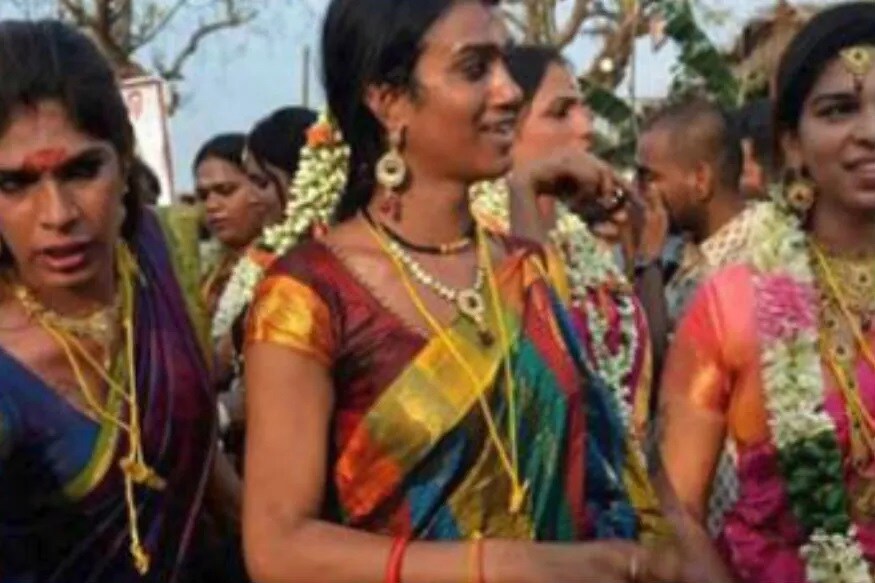 આ કથાનાં આધારે જ કિન્નરોનાં પણ એક દિવસ માટે અરાવન સાથે લગ્ન કરે છે અને બીજા દિવસે અરાવનને મૃત માનીને વિધવા થઇ જાય છે. લગ્નનાં બીજા જ દિવસે વિધવા થનારો પળ કોઇ આમ યુવતીનાં પતિનાં મોત જેવો જ હોય છે. આ સમય હોય છે જેમાં કિન્નર સામાન્ય લોકોની જેમ ખુલીને જોર જોરથી રડે છે. આ કથાનાં આધારે જ કિન્નરોનાં પણ એક દિવસ માટે અરાવન સાથે લગ્ન કરે છે અને બીજા દિવસે અરાવનને મૃત માનીને વિધવા થઇ જાય છે. લગ્નનાં બીજા જ દિવસે વિધવા થનારો પળ કોઇ આમ યુવતીનાં પતિનાં મોત જેવો જ હોય છે. આ સમય હોય છે જેમાં કિન્નર સામાન્ય લોકોની જેમ ખુલીને જોર જોરથી રડે છે.