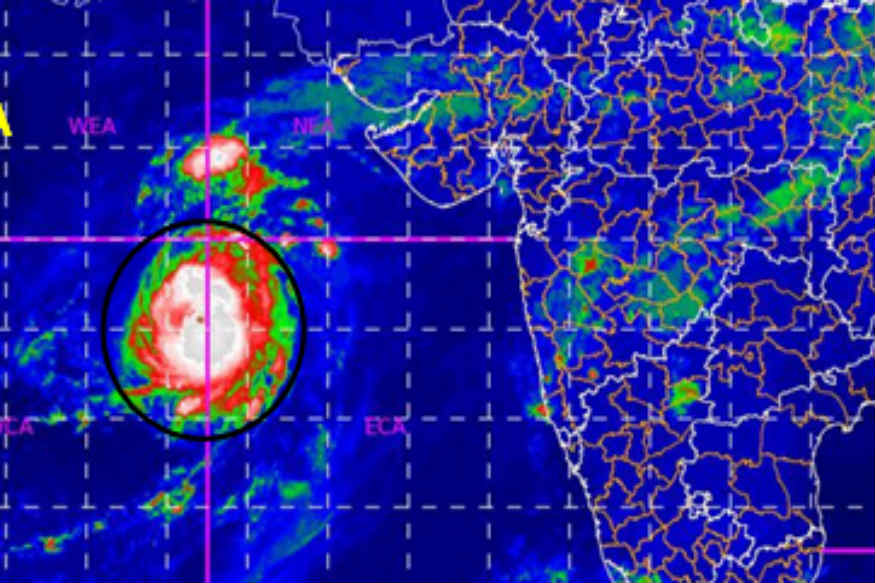 મહા વાવાઝોડું વધારે મજબૂત બન્યું છે અને ગુજરાતના વેરાવળથી 670 કિ.મી. દૂર છે. વાવાઝોડાના સંભવિત જોખમને પગલે હવામાન વિભાગ દ્વારા ગુજરાતના દરિયા કાંઠે યેલ્લો ઍલર્ટ જાહેર કરવામાં આવ્યું છે. વાવાઝોડું દરિયામાં દીવથી 710 કિ.મી દૂર છે જ્યારે પોરબંદરથી 650 કિમી. દૂર છે. આગામી 6 નવેમ્બરે રાત્રે વાવાઝોડું પોબંદરથી દીવની વચ્ચે ગુજરાતમાંથી પસાર થાય તેવી હવામાન વિભાગની વકી છે. મહા વાવાઝોડું વધારે મજબૂત બન્યું છે અને ગુજરાતના વેરાવળથી 670 કિ.મી. દૂર છે. વાવાઝોડાના સંભવિત જોખમને પગલે હવામાન વિભાગ દ્વારા ગુજરાતના દરિયા કાંઠે યેલ્લો ઍલર્ટ જાહેર કરવામાં આવ્યું છે. વાવાઝોડું દરિયામાં દીવથી 710 કિ.મી દૂર છે જ્યારે પોરબંદરથી 650 કિમી. દૂર છે. આગામી 6 નવેમ્બરે રાત્રે વાવાઝોડું પોબંદરથી દીવની વચ્ચે ગુજરાતમાંથી પસાર થાય તેવી હવામાન વિભાગની વકી છે.
