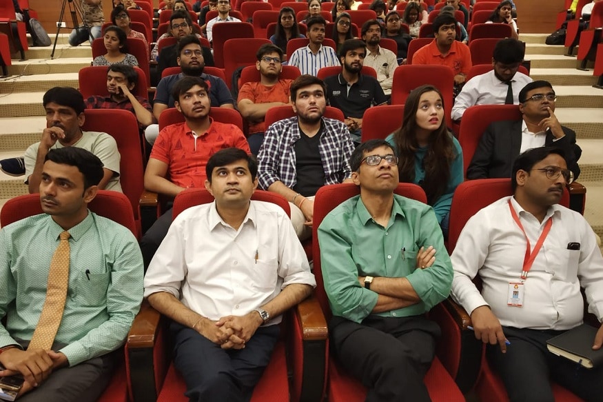 વિદેશ જવા માટે લોકો 20 લાખથી 60 લાખ રુપિયા ગેરકાયદે અમેરિકા જેવા દેશોમાં જવા માટે ખર્ચે છે અને જંગલના રસ્તે 6 મહિના સુધી એક જગ્યાએથી બીજી જગ્યાએ ચાલતા પહોંચે છે. તેઓએ જણાવ્યું કે ઘણા લોકો ટુરિસ્ટ વિઝાથી આવે છે જેમાં શરમની વાત એ છે કે, આપણા જ મિત્રો, આપણા જ સગા બોલાવે છે અને પછી તેઓને રેસ્ટોરેન્ટ, મોટેલ, ગેસ સ્ટેશન જેવી જગ્યાએ નોકરીએ રાખી દે છે અને તમારા બધા પેપર વર્ક કરી દેશે તેવી બાંહેધરી આપે છે પણ તેવું કશુ થતું નથી. વિદેશ જવા માટે લોકો 20 લાખથી 60 લાખ રુપિયા ગેરકાયદે અમેરિકા જેવા દેશોમાં જવા માટે ખર્ચે છે અને જંગલના રસ્તે 6 મહિના સુધી એક જગ્યાએથી બીજી જગ્યાએ ચાલતા પહોંચે છે. તેઓએ જણાવ્યું કે ઘણા લોકો ટુરિસ્ટ વિઝાથી આવે છે જેમાં શરમની વાત એ છે કે, આપણા જ મિત્રો, આપણા જ સગા બોલાવે છે અને પછી તેઓને રેસ્ટોરેન્ટ, મોટેલ, ગેસ સ્ટેશન જેવી જગ્યાએ નોકરીએ રાખી દે છે અને તમારા બધા પેપર વર્ક કરી દેશે તેવી બાંહેધરી આપે છે પણ તેવું કશુ થતું નથી.