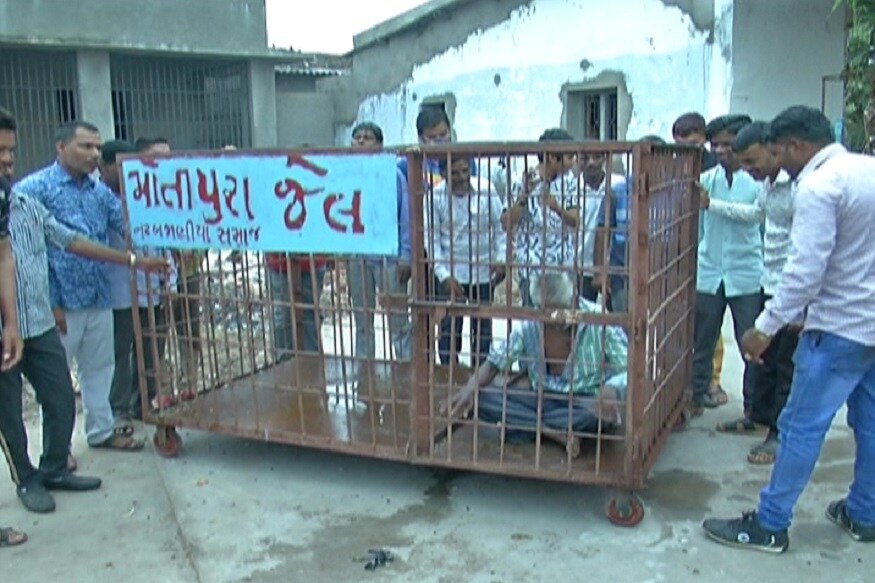 ભાવિક આચાર્ય, અમદાવાદ: ગાંધીના ગુજરાતમાં દારૂનું એક ટીપુંય દોહલ્યુ આ વાતને ઉજાગર કરતું ગામ એટલે સાણંદ તાલુકામાં આવેલું મોતીપુરા ગામ. મોતીપુરા ગામના સરપંચ અને આગેવાનોએ મળીને બનાવી છે અનોખી સામાજિક જેલ. ગામમાં કોઈ પણ વ્યક્તિ દારૂનું વ્યસન કરતો મળી આવે તો તેને મોતીપુરા જેલમાં પુરી દેવામાં આવે છે. ત્યાર બાદ તેની પાસેથી 1212 રૂપિયા દંડ પેટે લેવામાં આવે છે. અને તો પણ ન સમજે તો આખા સમાજ દ્વારા સામુહિક બહિષ્કાર પણ કરવામાં આવે છે. ભાવિક આચાર્ય, અમદાવાદ: ગાંધીના ગુજરાતમાં દારૂનું એક ટીપુંય દોહલ્યુ આ વાતને ઉજાગર કરતું ગામ એટલે સાણંદ તાલુકામાં આવેલું મોતીપુરા ગામ. મોતીપુરા ગામના સરપંચ અને આગેવાનોએ મળીને બનાવી છે અનોખી સામાજિક જેલ. ગામમાં કોઈ પણ વ્યક્તિ દારૂનું વ્યસન કરતો મળી આવે તો તેને મોતીપુરા જેલમાં પુરી દેવામાં આવે છે. ત્યાર બાદ તેની પાસેથી 1212 રૂપિયા દંડ પેટે લેવામાં આવે છે. અને તો પણ ન સમજે તો આખા સમાજ દ્વારા સામુહિક બહિષ્કાર પણ કરવામાં આવે છે.
