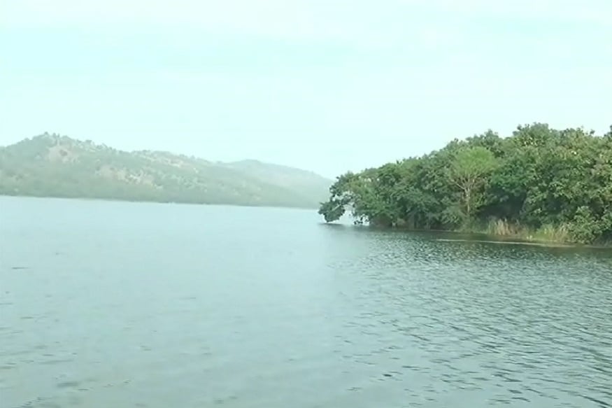 નર્મદા ડેમના તળાવ નંબર 3માં અત્યાર સુધી બે ખાનગી એજન્સીઓએ બોટિંગ સેવા આપી છે. હાલ આ ખાનગી એજન્સીએ સુવિધા સાથે સુરક્ષા પણ બતાવી રહી છે, ત્યારે આગળ બે વાર બોટિંગ સેવા બંધ થઇ ગઈ છે અને હાલ ત્રીજી વાર ચાલુ કરવામાં આવી છે, ત્યારે એ કેટલો ટાઈમ ચાલે છે અને પ્રવાસીઓને ક્યાં સુધી આ બોટિંગની મજા માણવા મળશે એ જોવું રહ્યું પરંતુ હાલ આ બોટિંગ પ્રવાસીઓમાં આકર્ષણ જમાવી રહ્યું છે. નર્મદા ડેમના તળાવ નંબર 3માં અત્યાર સુધી બે ખાનગી એજન્સીઓએ બોટિંગ સેવા આપી છે. હાલ આ ખાનગી એજન્સીએ સુવિધા સાથે સુરક્ષા પણ બતાવી રહી છે, ત્યારે આગળ બે વાર બોટિંગ સેવા બંધ થઇ ગઈ છે અને હાલ ત્રીજી વાર ચાલુ કરવામાં આવી છે, ત્યારે એ કેટલો ટાઈમ ચાલે છે અને પ્રવાસીઓને ક્યાં સુધી આ બોટિંગની મજા માણવા મળશે એ જોવું રહ્યું પરંતુ હાલ આ બોટિંગ પ્રવાસીઓમાં આકર્ષણ જમાવી રહ્યું છે.