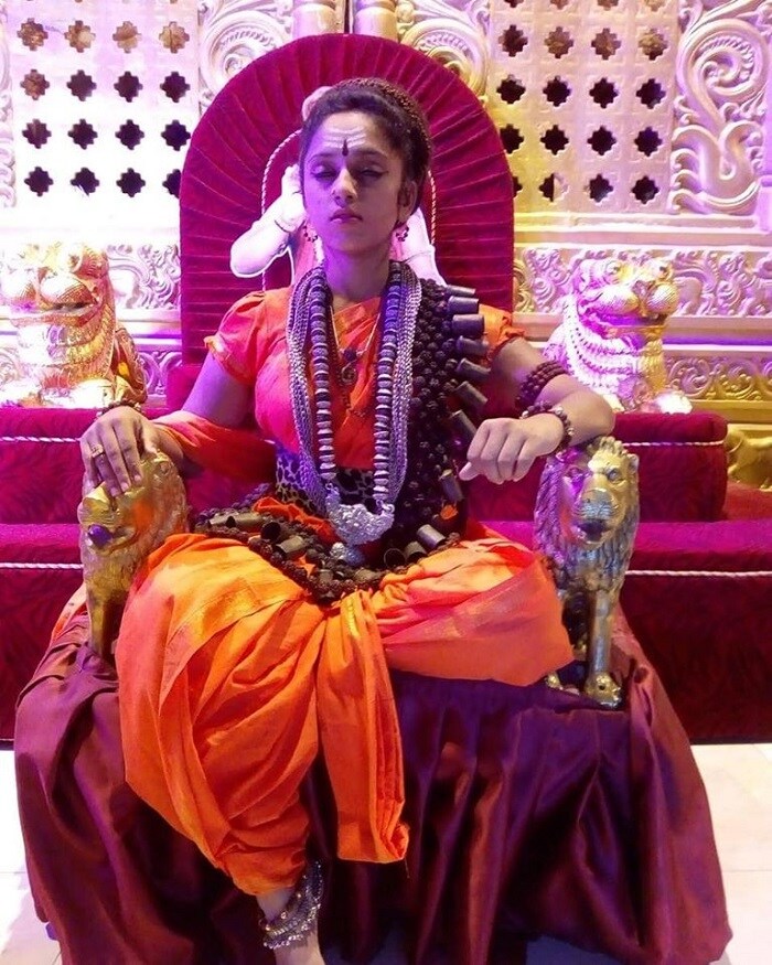 નિત્યાનંદિતા વિદેશ ગઇ છે કે નહીં તે જાણવા માટે પોલીસે ઇમીગ્રેશન વિભાગ પાસેથી વીગતો મંગાવી હતી. જેમાં ખુલાસો થયો છે કે, નિત્યાનંદિતા 5મી નવેમ્બરએ સૌનાલી બોર્ડર થઇને બાય રોડ નેપાળ પહોચી છે. જોકે, નેપાળ પહોચી તે સમયે તેની સાથે અન્ય કોઇ વ્યક્તિ હતું કે નહીં તે અંગે પણ પોલીસએ વધુ તપાસ શરૂ કરી છે. (તસવીર નિત્યાનંદિતાનાં સોશિયલ મીડિયા એકાઉન્ટમાંથી) નિત્યાનંદિતા વિદેશ ગઇ છે કે નહીં તે જાણવા માટે પોલીસે ઇમીગ્રેશન વિભાગ પાસેથી વીગતો મંગાવી હતી. જેમાં ખુલાસો થયો છે કે, નિત્યાનંદિતા 5મી નવેમ્બરએ સૌનાલી બોર્ડર થઇને બાય રોડ નેપાળ પહોચી છે. જોકે, નેપાળ પહોચી તે સમયે તેની સાથે અન્ય કોઇ વ્યક્તિ હતું કે નહીં તે અંગે પણ પોલીસએ વધુ તપાસ શરૂ કરી છે. (તસવીર નિત્યાનંદિતાનાં સોશિયલ મીડિયા એકાઉન્ટમાંથી)