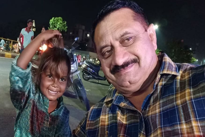 પોલીસ ઇન્સ્પેકટર જે વી રાણાએ જણાવ્યું કે ગરીબ બાળકો સાથે આ ચિલ્ડ્રન ડે ઉજવવાનું વિચાર્યું ન હતું. પણ રસ્તામાં ગરીબ બાળકીના મોઢા પર દુઃખ જઈને મેં તેની સાથે થોડી ખુશીની પળો વિતાવી હતી. લોકો ચિલ્ડ્રન ડે ના દિવસે સોશ્યલ મીડિયામાં ફોટો મૂકીને કે બહાર જઈને મનાવતા હોય છે અને આપણે તો આપણા બાળકો સાથે રોજ સારા દિવસો ઉજવતા જ હોઈએ છીએ. પણ આ બાળકો ક્યારે આમ ખુશી મેળવી શકે તે બહુ ઓછા લોકો વિચારે છે. પોલીસ ઇન્સ્પેકટર જે વી રાણાએ જણાવ્યું કે ગરીબ બાળકો સાથે આ ચિલ્ડ્રન ડે ઉજવવાનું વિચાર્યું ન હતું. પણ રસ્તામાં ગરીબ બાળકીના મોઢા પર દુઃખ જઈને મેં તેની સાથે થોડી ખુશીની પળો વિતાવી હતી. લોકો ચિલ્ડ્રન ડે ના દિવસે સોશ્યલ મીડિયામાં ફોટો મૂકીને કે બહાર જઈને મનાવતા હોય છે અને આપણે તો આપણા બાળકો સાથે રોજ સારા દિવસો ઉજવતા જ હોઈએ છીએ. પણ આ બાળકો ક્યારે આમ ખુશી મેળવી શકે તે બહુ ઓછા લોકો વિચારે છે.