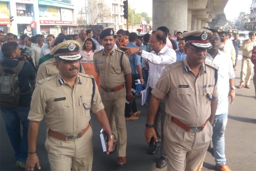 નિરીક્ષણની કાર્યવાહીમાં ધારાસભ્ય રાકેશ શાહ, મેયર બીજલબેન પટેલ, મ્યુનિસિપલ કમિશનર વિજય નહેરા, અમદાવાદ શહેર પોલીસ કમિશનર આશિષ ભાટિયા, ટ્રાફિકના અધિકારીઓ સહિત અન્ય લોકો હાજર રહ્યા હતા. નિરીક્ષણની કાર્યવાહીમાં ધારાસભ્ય રાકેશ શાહ, મેયર બીજલબેન પટેલ, મ્યુનિસિપલ કમિશનર વિજય નહેરા, અમદાવાદ શહેર પોલીસ કમિશનર આશિષ ભાટિયા, ટ્રાફિકના અધિકારીઓ સહિત અન્ય લોકો હાજર રહ્યા હતા.
