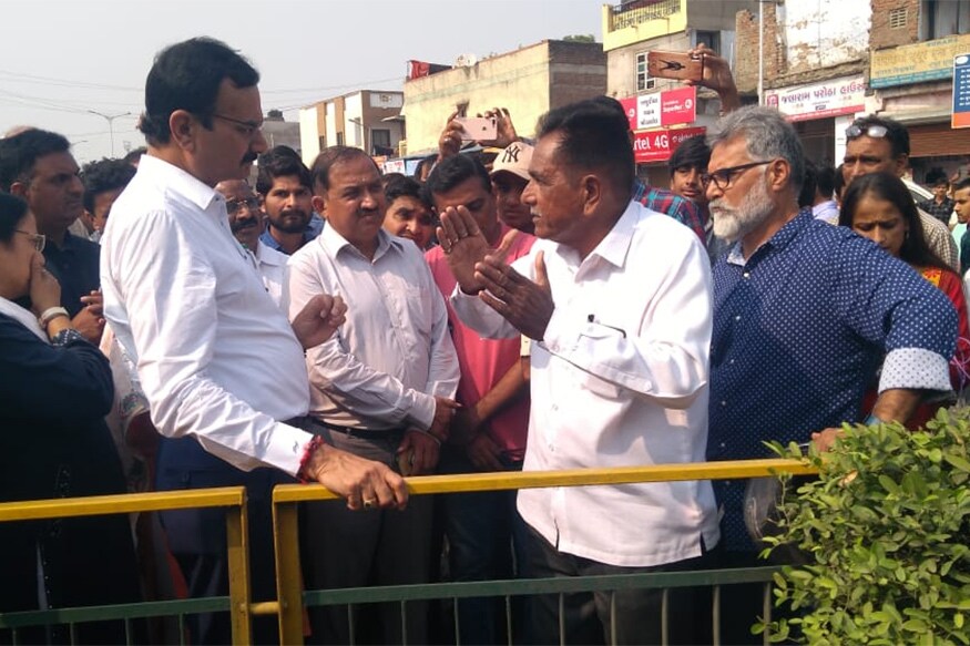 નવિન ઝા, અમદાવાદ : શહેરના પાંજરાપોળ વિસ્તારમાં ગત અઠવાડિયે બીઆરટીએસ બસે બે સગા ભાઈઓને કચડી નાખ્યા હતા. જે બાદ સરકાર અચાનક જાગી છે. આ માટે મંગળવારે રાજ્યના ગૃહ-રાજ્યમંત્રી પ્રદીપસિંહ જાડેજાએ ઉચ્ચ અધિકારીઓને સાથે રાખીને બીઆરટીએસના રૂટની સમીક્ષા કરી હતી. જેમાં અકસ્માતોને કેવી રીતે રોકી શકાય તેમજ હાલની વ્યવસ્થામાં શું ખામીએ રહેલી છે તેની સમીક્ષા કરવામાં આવી હતી. નવિન ઝા, અમદાવાદ : શહેરના પાંજરાપોળ વિસ્તારમાં ગત અઠવાડિયે બીઆરટીએસ બસે બે સગા ભાઈઓને કચડી નાખ્યા હતા. જે બાદ સરકાર અચાનક જાગી છે. આ માટે મંગળવારે રાજ્યના ગૃહ-રાજ્યમંત્રી પ્રદીપસિંહ જાડેજાએ ઉચ્ચ અધિકારીઓને સાથે રાખીને બીઆરટીએસના રૂટની સમીક્ષા કરી હતી. જેમાં અકસ્માતોને કેવી રીતે રોકી શકાય તેમજ હાલની વ્યવસ્થામાં શું ખામીએ રહેલી છે તેની સમીક્ષા કરવામાં આવી હતી.