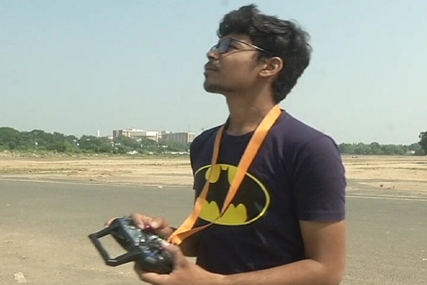 આ રીતે ભલે અભ્યાસમાં નબળો દેખાવ કરનારા ઘોરણ 10નો વિર્ઘાથી પ્રિંન્સ જરાપણ હતાશ થયો નથી અને પરિજનોએ પણ પ્રિંન્સના સકારાત્મક અભિગમને પોત્સાહન આપી સમાજમાં એક અનોખુ પ્રેરણારૂપ ઉદાહરણ પુરૂ પાડયું છે, જે નબળા અભ્યાસના કારણે નાસીપાસ થતા વિર્ઘાથીઓ માટે પ્રેરણારૂપ બની રહેશે, ત્યારે અભ્યાસમાં નબળો દેખાવ કરનાર પ્રિંન્સની ટેકનિકલ પ્રતિભાથી તેના પિતા પ્રમોદ પંચાલ અને મિત્ર વૈભવ પણ ઘણા ખુશ છે. આ રીતે ભલે અભ્યાસમાં નબળો દેખાવ કરનારા ઘોરણ 10નો વિર્ઘાથી પ્રિંન્સ જરાપણ હતાશ થયો નથી અને પરિજનોએ પણ પ્રિંન્સના સકારાત્મક અભિગમને પોત્સાહન આપી સમાજમાં એક અનોખુ પ્રેરણારૂપ ઉદાહરણ પુરૂ પાડયું છે, જે નબળા અભ્યાસના કારણે નાસીપાસ થતા વિર્ઘાથીઓ માટે પ્રેરણારૂપ બની રહેશે, ત્યારે અભ્યાસમાં નબળો દેખાવ કરનાર પ્રિંન્સની ટેકનિકલ પ્રતિભાથી તેના પિતા પ્રમોદ પંચાલ અને મિત્ર વૈભવ પણ ઘણા ખુશ છે.