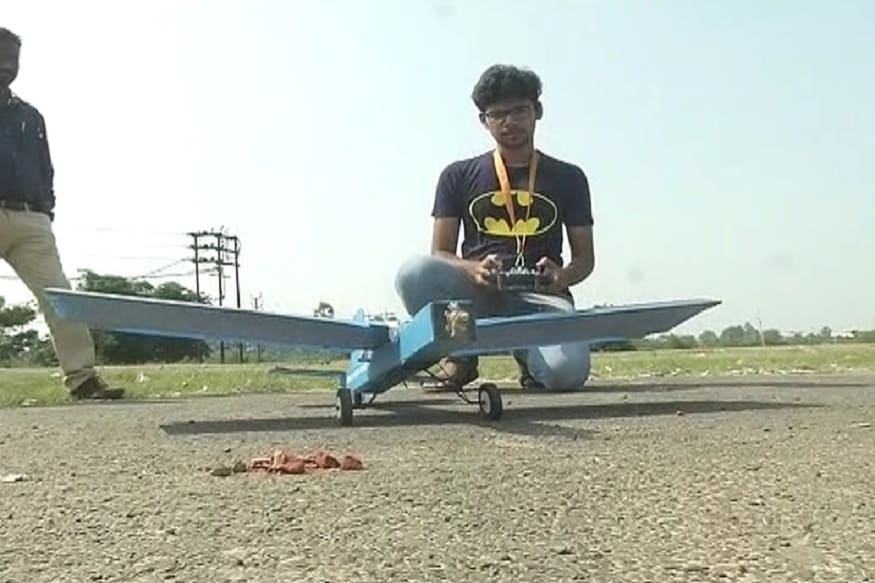 ફરિદ ખાન, વડોદરા: થ્રી ઇડીયટ અને તારે જમીં પર હિન્દી ફિલ્મોમાં જે બોઘપાઠ સમાજને આપવામાં આવ્યો છે કે વિર્ઘાથીને પુસ્તકનું જ્ઞાન કરતા પ્રેકટીકલ અને ટેકનિકલ જ્ઞાન જીવનમાં વધારે ઉપયોગી બને છે, આજ ફિલ્મનાં સંદેશને સાર્થક કરતો વડોદરાનો ઘોરણ 10નો વિર્ઘાથી પોતે ઘોરણ 10ની બોર્ડ પરીક્ષામા ચાર વાર નિષ્ફળ રહ્યો પરંતુ આજે વિર્ઘાથીએ વિમાનનાં લાઇટ વેઇટ 35 જુદા જુદા મોડલ બનાવી પોતાની ટેકનિકલ પ્રતિભાથી સૌને અચરચમાં નાંખી દિઘા છે. ફરિદ ખાન, વડોદરા: થ્રી ઇડીયટ અને તારે જમીં પર હિન્દી ફિલ્મોમાં જે બોઘપાઠ સમાજને આપવામાં આવ્યો છે કે વિર્ઘાથીને પુસ્તકનું જ્ઞાન કરતા પ્રેકટીકલ અને ટેકનિકલ જ્ઞાન જીવનમાં વધારે ઉપયોગી બને છે, આજ ફિલ્મનાં સંદેશને સાર્થક કરતો વડોદરાનો ઘોરણ 10નો વિર્ઘાથી પોતે ઘોરણ 10ની બોર્ડ પરીક્ષામા ચાર વાર નિષ્ફળ રહ્યો પરંતુ આજે વિર્ઘાથીએ વિમાનનાં લાઇટ વેઇટ 35 જુદા જુદા મોડલ બનાવી પોતાની ટેકનિકલ પ્રતિભાથી સૌને અચરચમાં નાંખી દિઘા છે.