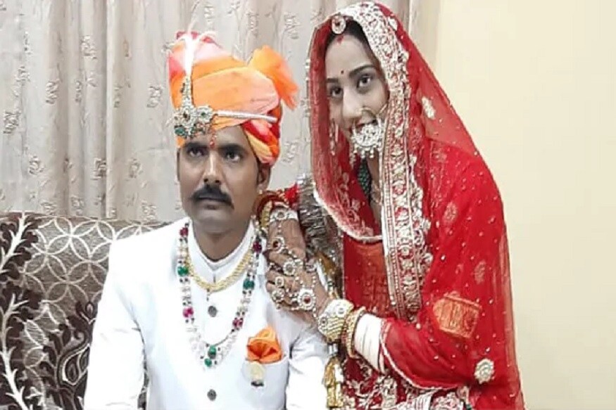 તેમના આ પગલાંના દરેક જગ્યાએ વખાણ થયા હતા. સીઆઈએસએફ જવાન જિતેન્દ્ર સિંહ (Jitendra Singh) ઇચ્છે છે કે ભારતમાં દહેજ પ્રથાને મૂળમાંથી ખતમ કરવામાં આવે. જિતેન્દ્રના પિતા રાજેન્દ્ર પોતાની વહૂને આગળ ભણાવવા માંગે છે. અને એક અધિકારી બનાવવા માંગે છે. જિતેન્દ્રની દુલ્હન ચંચલ એલએલબી છે અને એલએલએમ ગ્રેજ્યુએટ છે અને પીએયડી કરી રહી છે. તેમના આ પગલાંના દરેક જગ્યાએ વખાણ થયા હતા. સીઆઈએસએફ જવાન જિતેન્દ્ર સિંહ (Jitendra Singh) ઇચ્છે છે કે ભારતમાં દહેજ પ્રથાને મૂળમાંથી ખતમ કરવામાં આવે. જિતેન્દ્રના પિતા રાજેન્દ્ર પોતાની વહૂને આગળ ભણાવવા માંગે છે. અને એક અધિકારી બનાવવા માંગે છે. જિતેન્દ્રની દુલ્હન ચંચલ એલએલબી છે અને એલએલએમ ગ્રેજ્યુએટ છે અને પીએયડી કરી રહી છે.