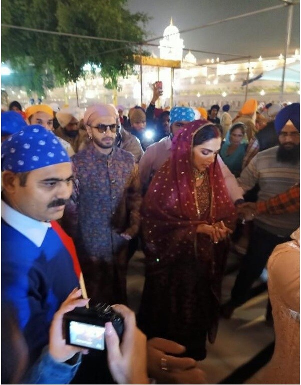મરૂન કલરનાં લહેંગામાં દીપિકા જામે છે. તો સાથે જ ખુબજ લાઇટ મેકઅપ અને સેથામાં સિંદુર સાથે તે નજર આવી હતી. (Photo: Instagram) મરૂન કલરનાં લહેંગામાં દીપિકા જામે છે. તો સાથે જ ખુબજ લાઇટ મેકઅપ અને સેથામાં સિંદુર સાથે તે નજર આવી હતી. (Photo: Instagram)