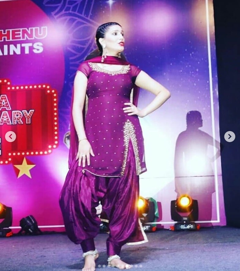 સપના ચૌધરી આ પહેલા પણ પોતાની પર્સનલ લાઇફને લઇને ઓછું જ બોલવું પસંદ કરે છે. બિગ બોસમાં પણ તેમણે પોતાના સ્ટ્રગલ વિષે વાત કરી હતી. ત્યારે તેમણે કહ્યું હતું કે તે સિંગલ છે. સપના ચૌધરી આ પહેલા પણ પોતાની પર્સનલ લાઇફને લઇને ઓછું જ બોલવું પસંદ કરે છે. બિગ બોસમાં પણ તેમણે પોતાના સ્ટ્રગલ વિષે વાત કરી હતી. ત્યારે તેમણે કહ્યું હતું કે તે સિંગલ છે.