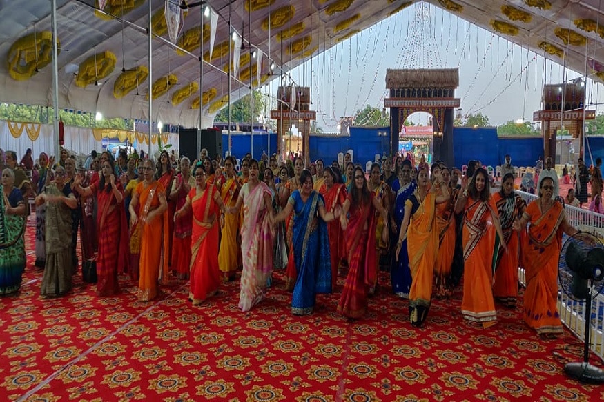 જીવનપ્રાણ બાપાશ્રી અને સરગુરુ શ્રીનિર્ગુણદાસજી સ્વામી કથા પૂરી થયા બાદ આસને બેઠા હતા, હરે નો સમય થયો હતો એટલે સહુ સંતો ઠોકોરજી જ માડવા ગયા, તે વખતે સ્વામીજીએ જીવનપ્રાણ બાપાશ્રીને કહ્યું, જે આપના દર્શન બરાબર થતા નથી માટે મારી પાસે આવીને દર્શન આપો, એટલે જીવનપ્રાણ બાપાશ્રી સ્વામી પાસે આવ્યા, ત્યારે સ્વામીજીએ ચશ્મા પહેર્યાને બોલ્યા જે હજી બરાબર દર્શન થતા નથી માટે આંગડી કાઢી નાખ્યો જીવનપ્રાણ બાપાજીએ આંગડી કાઢી નીખી કે તરત જ તેજનો સમૂહ નિકળ્યો, તે ચારેકોર તેજ છાઈ રહ્યું અને જોઈને સ્વામીજી બોલ્યા ઓહોહો, આપ આવા દિવ્ય તેજોમય મૂર્તિ છે આ તો એકલુ તે જ ભર્યું છે. જીવનપ્રાણ બાપાશ્રી અને સરગુરુ શ્રીનિર્ગુણદાસજી સ્વામી કથા પૂરી થયા બાદ આસને બેઠા હતા, હરે નો સમય થયો હતો એટલે સહુ સંતો ઠોકોરજી જ માડવા ગયા, તે વખતે સ્વામીજીએ જીવનપ્રાણ બાપાશ્રીને કહ્યું, જે આપના દર્શન બરાબર થતા નથી માટે મારી પાસે આવીને દર્શન આપો, એટલે જીવનપ્રાણ બાપાશ્રી સ્વામી પાસે આવ્યા, ત્યારે સ્વામીજીએ ચશ્મા પહેર્યાને બોલ્યા જે હજી બરાબર દર્શન થતા નથી માટે આંગડી કાઢી નાખ્યો જીવનપ્રાણ બાપાજીએ આંગડી કાઢી નીખી કે તરત જ તેજનો સમૂહ નિકળ્યો, તે ચારેકોર તેજ છાઈ રહ્યું અને જોઈને સ્વામીજી બોલ્યા ઓહોહો, આપ આવા દિવ્ય તેજોમય મૂર્તિ છે આ તો એકલુ તે જ ભર્યું છે.