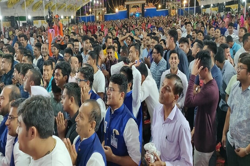 સદગુરુ શ્રી નિર્ગુણ દાસજી સ્વામી જીવનપ્રાણશ્રી અબજી બાપાશ્રીને સદગુરુશ્રી ઈશ્વરચરણ દાસજી સ્વામીનો હાથ સોપે છે. સદગુરુ શ્રી નિર્ગુણદાસજી સ્વામીબાપાનો પોતાનો અનુગામી સદગુરુ શ્રી ઈશ્વરદાસજી સ્વામીબાપાને આજ્ઞા કરી હતી, જે તમારે વર્ષો વર્ષ ઓછામાં ઓછું એક મહિનો તો કચ્છમાં જીવનપ્રાણ બાપાશ્રીનો સમાગમ કરવા અવશ્ય આવવું. તો એ આજ્ઞાનો શિરોવંદ્ય કરતા સદગુરુ બાપા સંવત 1984માં જીવનપ્રાણ બાપાશ્રી સ્વતંત્રપણે અંતર્ધ્યાન થયા. ત્યાં સુધી વર્ષમાં એકવાર જીવનપ્રાણ બાપાશ્રીનો સમાગમ કરવા અચૂક જતા, અને જે વર્ષે ન જવાય તો બીજે વર્ષ બે માસ માટે સમાગમ કરવા જતા. સદગુરુ શ્રી નિર્ગુણ દાસજી સ્વામી જીવનપ્રાણશ્રી અબજી બાપાશ્રીને સદગુરુશ્રી ઈશ્વરચરણ દાસજી સ્વામીનો હાથ સોપે છે. સદગુરુ શ્રી નિર્ગુણદાસજી સ્વામીબાપાનો પોતાનો અનુગામી સદગુરુ શ્રી ઈશ્વરદાસજી સ્વામીબાપાને આજ્ઞા કરી હતી, જે તમારે વર્ષો વર્ષ ઓછામાં ઓછું એક મહિનો તો કચ્છમાં જીવનપ્રાણ બાપાશ્રીનો સમાગમ કરવા અવશ્ય આવવું. તો એ આજ્ઞાનો શિરોવંદ્ય કરતા સદગુરુ બાપા સંવત 1984માં જીવનપ્રાણ બાપાશ્રી સ્વતંત્રપણે અંતર્ધ્યાન થયા. ત્યાં સુધી વર્ષમાં એકવાર જીવનપ્રાણ બાપાશ્રીનો સમાગમ કરવા અચૂક જતા, અને જે વર્ષે ન જવાય તો બીજે વર્ષ બે માસ માટે સમાગમ કરવા જતા.