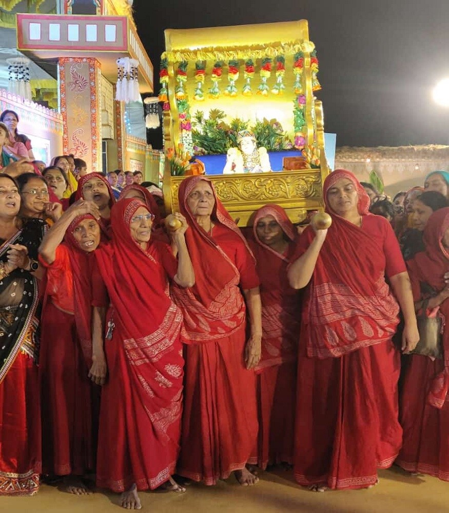 જીવનપ્રાણ બાપાશ્રી પ્રોઢ પ્રતાપી હતા, જેમને સાચો ભાવ જાગે છે તેમણે કદાચ ભગવાનને તેમના સત્પુરુષના દર્શન ન કર્યા હોય તો પણ ભગવાને કંઈનું કોઈ નિમિત્ત કરી તેને દર્શન દઈ ઓળખાણ કરાવી ધામમાં તેડી જાય છે, તેના માટે કપડવંજના ચુનીલાલ મોઢ વણિક ચુનીલાલને જીવનપ્રાણ બાપાશ્રી તથા સદગુરુ બાપા દિવ્ય તેજપુંજમાં દર્શન આપી અક્ષરધામમાં તેડી ગયા. રામપુરા શ્રી આશરે 10થી 15 કિ.મી. અંતરે આવેલ રોહા ગામ, તે રોહા ગામમના રાજા વીભાઈ જાડેજાના દીવાન- કારભારી કુંવરજીભાઈ હતા, તે મહાવેદાંતી, પ્રકાંડ પંડિત અને સત્સંગ દ્વેશી હતા, પરંતુ સાચા સંત સદગુરુ ઈશ્વરબાપાના સમાગમથી અને જીવનપ્રાણ બાપાશ્રીની ઓળખાણ થઈ અને સત્સંગી થયા. જીવનપ્રાણ બાપાશ્રી પ્રોઢ પ્રતાપી હતા, જેમને સાચો ભાવ જાગે છે તેમણે કદાચ ભગવાનને તેમના સત્પુરુષના દર્શન ન કર્યા હોય તો પણ ભગવાને કંઈનું કોઈ નિમિત્ત કરી તેને દર્શન દઈ ઓળખાણ કરાવી ધામમાં તેડી જાય છે, તેના માટે કપડવંજના ચુનીલાલ મોઢ વણિક ચુનીલાલને જીવનપ્રાણ બાપાશ્રી તથા સદગુરુ બાપા દિવ્ય તેજપુંજમાં દર્શન આપી અક્ષરધામમાં તેડી ગયા. રામપુરા શ્રી આશરે 10થી 15 કિ.મી. અંતરે આવેલ રોહા ગામ, તે રોહા ગામમના રાજા વીભાઈ જાડેજાના દીવાન- કારભારી કુંવરજીભાઈ હતા, તે મહાવેદાંતી, પ્રકાંડ પંડિત અને સત્સંગ દ્વેશી હતા, પરંતુ સાચા સંત સદગુરુ ઈશ્વરબાપાના સમાગમથી અને જીવનપ્રાણ બાપાશ્રીની ઓળખાણ થઈ અને સત્સંગી થયા.