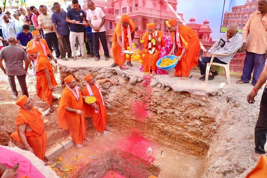 ગરવી ગુજરાતના કચ્છમાં ભુજ પાસે આવેલું માનકુવા ગામ. અનંતકોટી બ્રહ્માંડના અધિપતિ સર્વાવતારી શ્રી સ્વામિનારાયણ ભગવાનના ચરણારવિંદથી અનેકવાર પ્રસાદીભૂત બનેલું આ ગામ છે. મણિનગર શ્રી સ્વામિનારાયણ ગાદી સંસ્થાનના આચાર્ય પુરુષોત્તમપ્રિયદાસજી સ્વામીજી મહારાજના પાવન સાનિધ્યમાં દેશ-વિદેશના અનેક હરિભક્તોએ ભાઈઓ તથા બહેનોના શ્રી સ્વામિનારાયણ મંદિરનો શિલાન્યાસ વિધિ અવસરે ષોડશોપચાર વિધિથી મહાપૂજા કરી હતી. ગરવી ગુજરાતના કચ્છમાં ભુજ પાસે આવેલું માનકુવા ગામ. અનંતકોટી બ્રહ્માંડના અધિપતિ સર્વાવતારી શ્રી સ્વામિનારાયણ ભગવાનના ચરણારવિંદથી અનેકવાર પ્રસાદીભૂત બનેલું આ ગામ છે. મણિનગર શ્રી સ્વામિનારાયણ ગાદી સંસ્થાનના આચાર્ય પુરુષોત્તમપ્રિયદાસજી સ્વામીજી મહારાજના પાવન સાનિધ્યમાં દેશ-વિદેશના અનેક હરિભક્તોએ ભાઈઓ તથા બહેનોના શ્રી સ્વામિનારાયણ મંદિરનો શિલાન્યાસ વિધિ અવસરે ષોડશોપચાર વિધિથી મહાપૂજા કરી હતી.