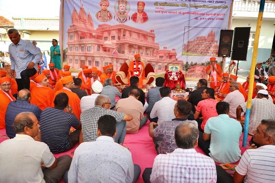 વિશ્વવાત્સલ્યમહોદધિ આચાર્ય સ્વામીજી મહારાજે શિલા - ઈંટોનું કુમકુમ, અક્ષતથી પૂજન અર્ચન કરી શિલાન્યાસ વિધિ કર્યો હતો. ત્યારબાદ ઘણી મોટી સંખ્યામાં હરિભક્તોએ પૂજન કરેલી ઈંટો મસ્તકે લાવી હતી અને પૂજનીય સંતોએ શિલાઓનું પાયામાં આરોપણ કર્યું. વેદોક્ત વિધિ અનુસાર શિલાન્યાસ પૂર્ણ સંપન્ન થયા બાદ સૌ સંતો હરિભક્તોએ સ્વામિનારાયણબાપા સ્વામી બાપાની આરતી ઉતારી હતી. વિશ્વવાત્સલ્યમહોદધિ આચાર્ય સ્વામીજી મહારાજે શિલા - ઈંટોનું કુમકુમ, અક્ષતથી પૂજન અર્ચન કરી શિલાન્યાસ વિધિ કર્યો હતો. ત્યારબાદ ઘણી મોટી સંખ્યામાં હરિભક્તોએ પૂજન કરેલી ઈંટો મસ્તકે લાવી હતી અને પૂજનીય સંતોએ શિલાઓનું પાયામાં આરોપણ કર્યું. વેદોક્ત વિધિ અનુસાર શિલાન્યાસ પૂર્ણ સંપન્ન થયા બાદ સૌ સંતો હરિભક્તોએ સ્વામિનારાયણબાપા સ્વામી બાપાની આરતી ઉતારી હતી.