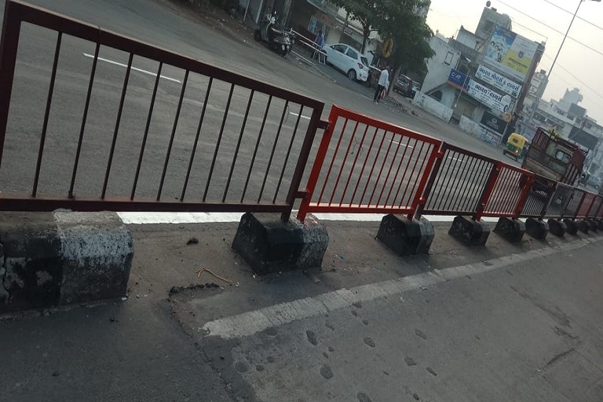 સુરત શહેરમાં (surat city) પાછલા કેટલાક દિવસોમાં સીટી બસ (city bus) અને બીઆરટીએસ (BRTS) કોરીડોરમાં અકસ્માતોની (Accident) સંખ્યમાં વધારો નોધાયો હતો. જેને લઇને બીઆરટીએસ કોરીડોર દુરથી પણ દેખાય તે રીતે કોરીડોરની બંન્ને બાજું આવેલી ગ્રીલને લાલ કરરહથી રંગવાની મનપા દ્વારા શરૂઆત કરી દેવામાં આવી છે. (પ્રજ્ઞેશ વ્યાસ, સુરત) સુરત શહેરમાં (surat city) પાછલા કેટલાક દિવસોમાં સીટી બસ (city bus) અને બીઆરટીએસ (BRTS) કોરીડોરમાં અકસ્માતોની (Accident) સંખ્યમાં વધારો નોધાયો હતો. જેને લઇને બીઆરટીએસ કોરીડોર દુરથી પણ દેખાય તે રીતે કોરીડોરની બંન્ને બાજું આવેલી ગ્રીલને લાલ કરરહથી રંગવાની મનપા દ્વારા શરૂઆત કરી દેવામાં આવી છે. (પ્રજ્ઞેશ વ્યાસ, સુરત)