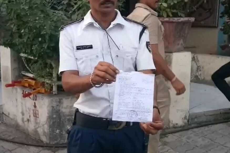 ટ્રાફિકના નવા નિયમ આવ્યા બાદ જે રીતે દંડની રકમ વધારે હોવાને લઈને લોકો દંડથી બચવા માટે ટિકડમ બાજી કરતા અથવા તો પોલીસ સાથે માથાકૂટ કરતા જોવા મળે છે, ત્યારે આજે પોલીસ ભવન નજીક આવેલી ટ્રાફિક ચોકી નજીક બે મહિલા પોતાની ગાડી પર હેલમેટ વગર જતી હતી, ત્યારે મહિલાઓને પોલીસે અટકાવી હતી. ટ્રાફિકના નવા નિયમ આવ્યા બાદ જે રીતે દંડની રકમ વધારે હોવાને લઈને લોકો દંડથી બચવા માટે ટિકડમ બાજી કરતા અથવા તો પોલીસ સાથે માથાકૂટ કરતા જોવા મળે છે, ત્યારે આજે પોલીસ ભવન નજીક આવેલી ટ્રાફિક ચોકી નજીક બે મહિલા પોતાની ગાડી પર હેલમેટ વગર જતી હતી, ત્યારે મહિલાઓને પોલીસે અટકાવી હતી.