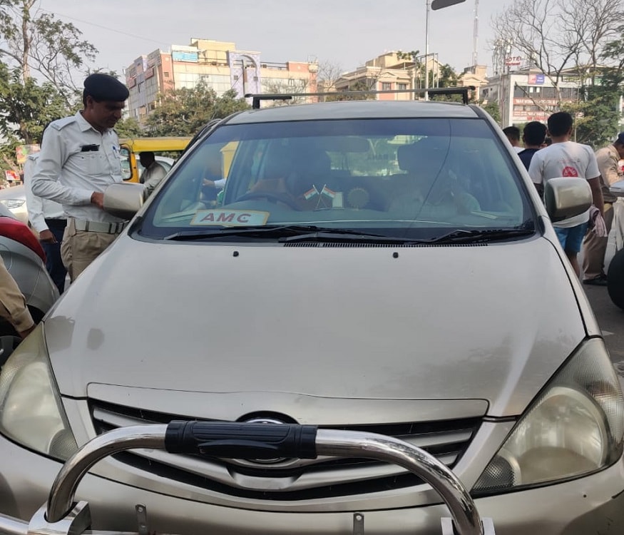 દંડ ભરવા માટે કેવાં હતા અમદાવાદીઓનાં બહાના<br />સવારના 9 વાગેથી શરુ થયેલી આ મેગા ડ્રાઈવમાં અમદાવાદીઓ એવાં તો બહાના કાઢ્યાં કે અક્કલ કામ ના કરે. સૌ પ્રથમ તો ટ્રાફિક પોલીસે એવી કાર પકડી જેમાં BSF અને AMC બંનેનું બોર્ડ માર્યુ હતું. એટલે જ્યારે BSFનું કામ હોય ત્યારે તેનું અને જ્યારે AMCનું કામ હોય ત્યારે તેનું બોર્ડ મારવામાં આવતું. આવી કારને પકડીને પોલીસે સૌ પ્રથમ ડ્રાઈવર પાસેથી દંડ વસુલ્યો કારણ કે, કારમાં હાઈ સિક્યોરીટી નંબર પ્લેટ પણ નહોતી. દંડ ભરવા માટે કેવાં હતા અમદાવાદીઓનાં બહાના<br />સવારના 9 વાગેથી શરુ થયેલી આ મેગા ડ્રાઈવમાં અમદાવાદીઓ એવાં તો બહાના કાઢ્યાં કે અક્કલ કામ ના કરે. સૌ પ્રથમ તો ટ્રાફિક પોલીસે એવી કાર પકડી જેમાં BSF અને AMC બંનેનું બોર્ડ માર્યુ હતું. એટલે જ્યારે BSFનું કામ હોય ત્યારે તેનું અને જ્યારે AMCનું કામ હોય ત્યારે તેનું બોર્ડ મારવામાં આવતું. આવી કારને પકડીને પોલીસે સૌ પ્રથમ ડ્રાઈવર પાસેથી દંડ વસુલ્યો કારણ કે, કારમાં હાઈ સિક્યોરીટી નંબર પ્લેટ પણ નહોતી.
