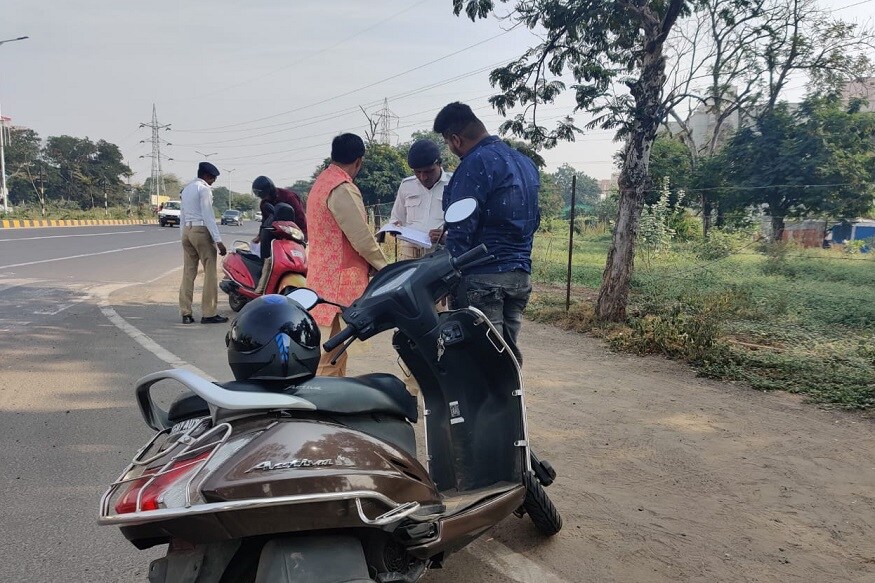 વરરાજાના અણવરને બહાર નીકળવું ભારે પડયું<br />અમદાવાદના ધ્રુવ પારેખ અને તેમનાં મિત્ર સજન લિંબાચીયા જ્યારે પોતાના મિત્રના લગ્ન હતા ત્યારે કોઈ કારણસર વ્હીકલ લઈને બહાર નીકળ્યા. પરંતુ તેમની ભૂલ એ થઈ કે તેમણે વાહન ચલાવનાર ધ્રુવ પારેખે હેલમેટ પહેર્યું નહોતુ. ટ્રાફિક પોલીસે દંડ માંગ્યો ત્યારે ધ્રુવે મેડિકલ ઈમરજન્સીનું બહાનું કાઢીને કહ્યું કે, મારા ધબકારા વધી ગયા છે. મારું BP ડાઉન થઈ ગયું છે. એટલે મારો મિત્ર મને મુકવા આવતો હતો. આવા બહાનાને સાંભળીને ટ્રાફિક પોલીસ પણ ચોંકી ઉઠી હતી. વરરાજાના અણવરને બહાર નીકળવું ભારે પડયું<br />અમદાવાદના ધ્રુવ પારેખ અને તેમનાં મિત્ર સજન લિંબાચીયા જ્યારે પોતાના મિત્રના લગ્ન હતા ત્યારે કોઈ કારણસર વ્હીકલ લઈને બહાર નીકળ્યા. પરંતુ તેમની ભૂલ એ થઈ કે તેમણે વાહન ચલાવનાર ધ્રુવ પારેખે હેલમેટ પહેર્યું નહોતુ. ટ્રાફિક પોલીસે દંડ માંગ્યો ત્યારે ધ્રુવે મેડિકલ ઈમરજન્સીનું બહાનું કાઢીને કહ્યું કે, મારા ધબકારા વધી ગયા છે. મારું BP ડાઉન થઈ ગયું છે. એટલે મારો મિત્ર મને મુકવા આવતો હતો. આવા બહાનાને સાંભળીને ટ્રાફિક પોલીસ પણ ચોંકી ઉઠી હતી.