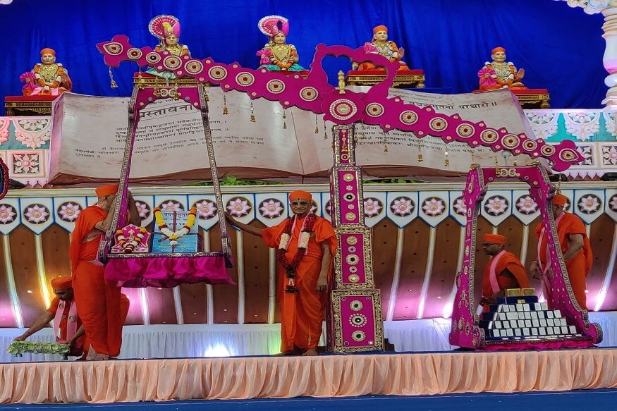 શ્રી મુખવાણી વચનામૃત દ્વીશતાબ્દી મહોત્સવ તથા શ્રીજી સ્વયંમૂર્તિ અબજીબાપાશ્રી શતામૃત મહોત્સવના તૃતીય દિનના સવારના સત્રમાં મહોત્સવના અધ્યક્ષ શ્રી સ્વામિનારાયણ ગાદીના આચાર્ય પુરુષોત્તમ પ્રિયદાસજી સ્વામીજી મહારાજની અધ્યક્ષતા માં છેલ્લા સાત દિવસથી ચાલી રહેનાર વિશ્વ મંગલ મહોત્સવ - વચનામૃતની પંચરત્ન તુલા, રાજોપચારથી શાહી પૂજન, કંકુ, અક્ષત, ગુલાબ જળ, ચંદન કેસર મિશ્રિત, અત્તર વગેરેથી પૂજન કરવામાં આવ્યું હતું. શ્રી મુખવાણી વચનામૃત દ્વીશતાબ્દી મહોત્સવ તથા શ્રીજી સ્વયંમૂર્તિ અબજીબાપાશ્રી શતામૃત મહોત્સવના તૃતીય દિનના સવારના સત્રમાં મહોત્સવના અધ્યક્ષ શ્રી સ્વામિનારાયણ ગાદીના આચાર્ય પુરુષોત્તમ પ્રિયદાસજી સ્વામીજી મહારાજની અધ્યક્ષતા માં છેલ્લા સાત દિવસથી ચાલી રહેનાર વિશ્વ મંગલ મહોત્સવ - વચનામૃતની પંચરત્ન તુલા, રાજોપચારથી શાહી પૂજન, કંકુ, અક્ષત, ગુલાબ જળ, ચંદન કેસર મિશ્રિત, અત્તર વગેરેથી પૂજન કરવામાં આવ્યું હતું.