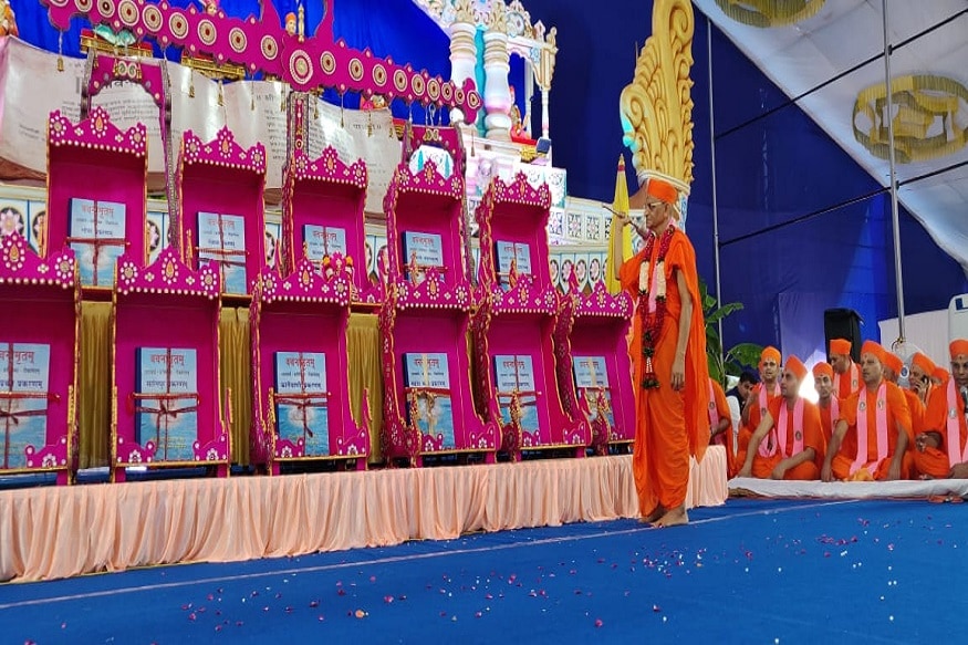 આચાર્ય સ્વામીજી મહારાજે આશીર્વાદ આપતા જણાવ્યું હતું કે, જીવનપ્રાણ શ્રી અબજીબાપાશ્રીએ વચનામૃત રહસ્ય પ્રદીપિકા ટીકાની અમૂલ્ય ભેટ સમાજને સમર્પિત કરી. શ્રી સ્વામિનારાયણ ભગવાને આ ગ્રંથમાં ગીતા, ભારત, ઉપનિષદ, ધર્મ માર્ગ, ભક્તિ માર્ગ, યોગ માર્ગ - આમ તમામ પ્રકારના શાસ્ત્રનું તત્વજ્ઞાનની સચોટ સમજૂતી આ વચનામૃત ગ્રંથમાં સંકલિત કરેલ છે. જીવનપ્રાણ શ્રી અંબાજી બાપાશ્રીનું પરમ પવિત્ર પ્રાગટય સ્થાન છે છત્રી, અને તેના રક્ષણ અને સંવર્ધન માટે શ્રી સ્વામિનારાયણ ગાદીના આદ્ય આચાર્ય પ્રવર જીવનપ્રાણ શ્રી મુક્તજીવન સ્વામીબાપાએ કમર કસી હતી. આ સિવાય શ્રી સ્વામિનારાયણ ગાદી સંસ્થાન દ્વારા બ્લડ ડોનેશન કેમ્પ પણ યોજાયો હતો. આચાર્ય સ્વામીજી મહારાજે આશીર્વાદ આપતા જણાવ્યું હતું કે, જીવનપ્રાણ શ્રી અબજીબાપાશ્રીએ વચનામૃત રહસ્ય પ્રદીપિકા ટીકાની અમૂલ્ય ભેટ સમાજને સમર્પિત કરી. શ્રી સ્વામિનારાયણ ભગવાને આ ગ્રંથમાં ગીતા, ભારત, ઉપનિષદ, ધર્મ માર્ગ, ભક્તિ માર્ગ, યોગ માર્ગ - આમ તમામ પ્રકારના શાસ્ત્રનું તત્વજ્ઞાનની સચોટ સમજૂતી આ વચનામૃત ગ્રંથમાં સંકલિત કરેલ છે. જીવનપ્રાણ શ્રી અંબાજી બાપાશ્રીનું પરમ પવિત્ર પ્રાગટય સ્થાન છે છત્રી, અને તેના રક્ષણ અને સંવર્ધન માટે શ્રી સ્વામિનારાયણ ગાદીના આદ્ય આચાર્ય પ્રવર જીવનપ્રાણ શ્રી મુક્તજીવન સ્વામીબાપાએ કમર કસી હતી. આ સિવાય શ્રી સ્વામિનારાયણ ગાદી સંસ્થાન દ્વારા બ્લડ ડોનેશન કેમ્પ પણ યોજાયો હતો.