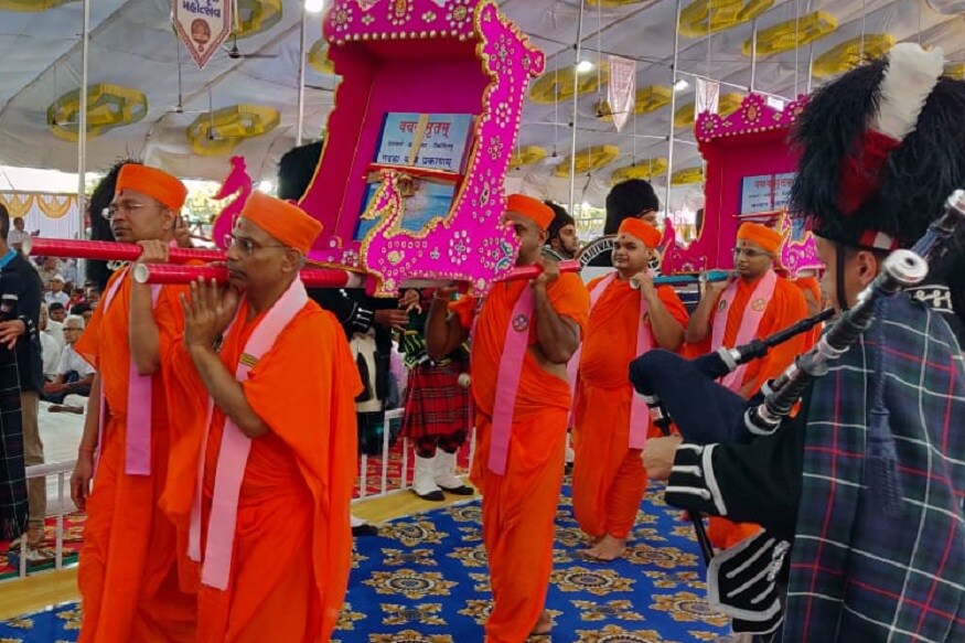 જગતના સર્વે ગ્રંથોમાં વચનામૃત ગ્રંથ સારો છે;<br />જીવોના મોક્ષને માટે સર્વોત્તમ સૌથી ન્યારો છે.<br />શ્રી સ્વામિનારાયણ ભગવાને ગઢડા મધ્ય પ્રકરણના ૩૦મા વચનામૃતમાં કહે છે શ્રીમદ ભાગવત આદિક જે શાસ્ત્ર તે સત્ય છે અને શાસ્ત્રોમાં જે કહ્યું હોય તેવી જ રીતે થાય છે પણ બીજી રીતે થતું નથી. શ્રી સ્વામિનારાયણ ભગવાને સમગ્ર શાસ્ત્રોનો સાર કાઢી સર્વને માટે સર્વત્ર, સર્વદા અને સર્વ પ્રકારે ઉપકારક એવો વચનામૃત ગ્રંથ આપી મહાન ઉપકાર કર્યો છે. જગતના સર્વે ગ્રંથોમાં વચનામૃત ગ્રંથ સારો છે;<br />જીવોના મોક્ષને માટે સર્વોત્તમ સૌથી ન્યારો છે.<br />શ્રી સ્વામિનારાયણ ભગવાને ગઢડા મધ્ય પ્રકરણના ૩૦મા વચનામૃતમાં કહે છે શ્રીમદ ભાગવત આદિક જે શાસ્ત્ર તે સત્ય છે અને શાસ્ત્રોમાં જે કહ્યું હોય તેવી જ રીતે થાય છે પણ બીજી રીતે થતું નથી. શ્રી સ્વામિનારાયણ ભગવાને સમગ્ર શાસ્ત્રોનો સાર કાઢી સર્વને માટે સર્વત્ર, સર્વદા અને સર્વ પ્રકારે ઉપકારક એવો વચનામૃત ગ્રંથ આપી મહાન ઉપકાર કર્યો છે.