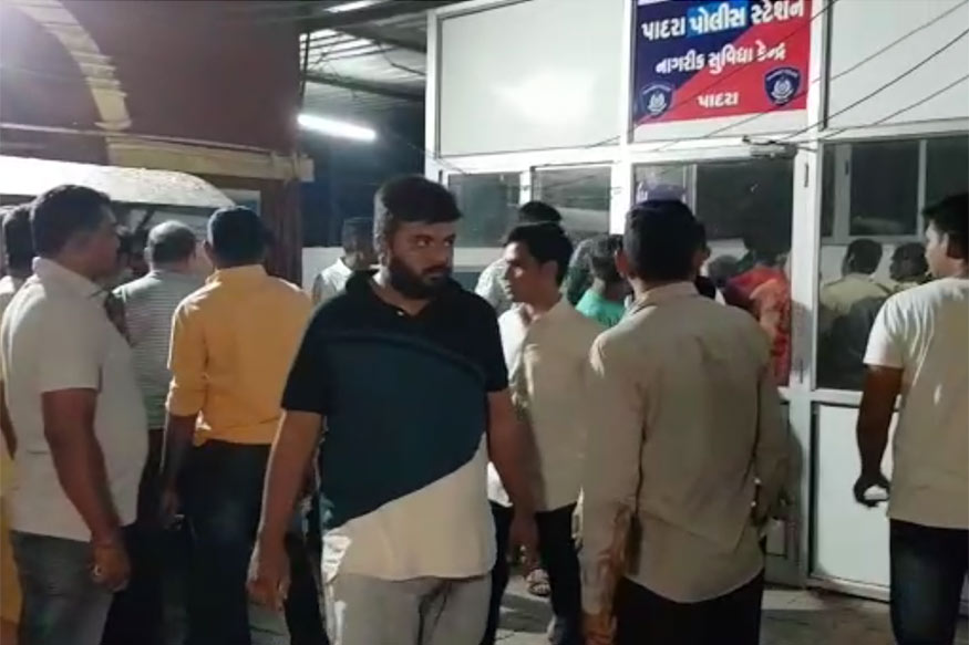 વરઘોડા કાઢવાની માંગ : આરોપી યુવકને પકડી પાડ્યા બાદ પોલીસ તેને પોલીસ સ્ટેશન લાવી હતી. જે બાદમાં મોટી સંખ્યામાં મહિલાઓ અને યુવકો પોલીસ સ્ટેશન પહોંચી ગયા હતા. પોલીસ સ્ટેશન પહોંચીને આ લોકોએ યુવકને તેમને સોંપી દેવાની માંગી કરી હતી. મહિલાઓએ માંગણી કરી હતી કે આરોપી યુવકને તેમને સોંપી દેવામાં આવે. પાદરા વિસ્તારમાં આ યુવકનો વરઘોડો કાઢવામાં આવે. આ ઉપરાંત તેમના પરિવારને પણ જાણ કરવામાં આવે કે તેનો દીકરો કેવા કૃત્યો કરી રહ્યો છે. વરઘોડા કાઢવાની માંગ : આરોપી યુવકને પકડી પાડ્યા બાદ પોલીસ તેને પોલીસ સ્ટેશન લાવી હતી. જે બાદમાં મોટી સંખ્યામાં મહિલાઓ અને યુવકો પોલીસ સ્ટેશન પહોંચી ગયા હતા. પોલીસ સ્ટેશન પહોંચીને આ લોકોએ યુવકને તેમને સોંપી દેવાની માંગી કરી હતી. મહિલાઓએ માંગણી કરી હતી કે આરોપી યુવકને તેમને સોંપી દેવામાં આવે. પાદરા વિસ્તારમાં આ યુવકનો વરઘોડો કાઢવામાં આવે. આ ઉપરાંત તેમના પરિવારને પણ જાણ કરવામાં આવે કે તેનો દીકરો કેવા કૃત્યો કરી રહ્યો છે.