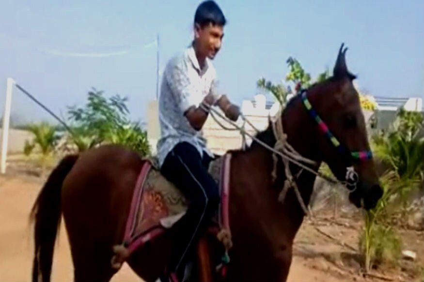વિશાલે આ અકસ્માતમાં એક સાથે બે આંચકા અનુભવ્યા હતા કેમકે વિશાલે હાથ પગની સાથે સાથે તેના પિતાના પ્રેમને પણ ગુમાવી દીધો હતો કેમ કે આ અકસ્માતમાં બે હાથ પગ ગુમાવી દેતા પિતાએ તેને રાખવાની ના પડી દીધી તો વિશાલની માતા જ્યાં બહેને માતૃ પ્રેમ એ પ્રાથમિકતા આપી પતિનું ઘર છોડી અને તેના સગાભાઈન ઘરે માથક રહેવા આવી ગયા હતા જો કે વિશાલને પિતાના શબ્દોને જીવનમાં ઝેરના ઘૂંટડા સમજી વિશાલે નવી શક્તિ નો સંચાર કર્યો હતો અને હાલ વિશાલ એક એક થી ચડિયાતા કામ કે જે સશક્ત લોકોને પણ નથી આવડતા. વિશાલે આ અકસ્માતમાં એક સાથે બે આંચકા અનુભવ્યા હતા કેમકે વિશાલે હાથ પગની સાથે સાથે તેના પિતાના પ્રેમને પણ ગુમાવી દીધો હતો કેમ કે આ અકસ્માતમાં બે હાથ પગ ગુમાવી દેતા પિતાએ તેને રાખવાની ના પડી દીધી તો વિશાલની માતા જ્યાં બહેને માતૃ પ્રેમ એ પ્રાથમિકતા આપી પતિનું ઘર છોડી અને તેના સગાભાઈન ઘરે માથક રહેવા આવી ગયા હતા જો કે વિશાલને પિતાના શબ્દોને જીવનમાં ઝેરના ઘૂંટડા સમજી વિશાલે નવી શક્તિ નો સંચાર કર્યો હતો અને હાલ વિશાલ એક એક થી ચડિયાતા કામ કે જે સશક્ત લોકોને પણ નથી આવડતા.
