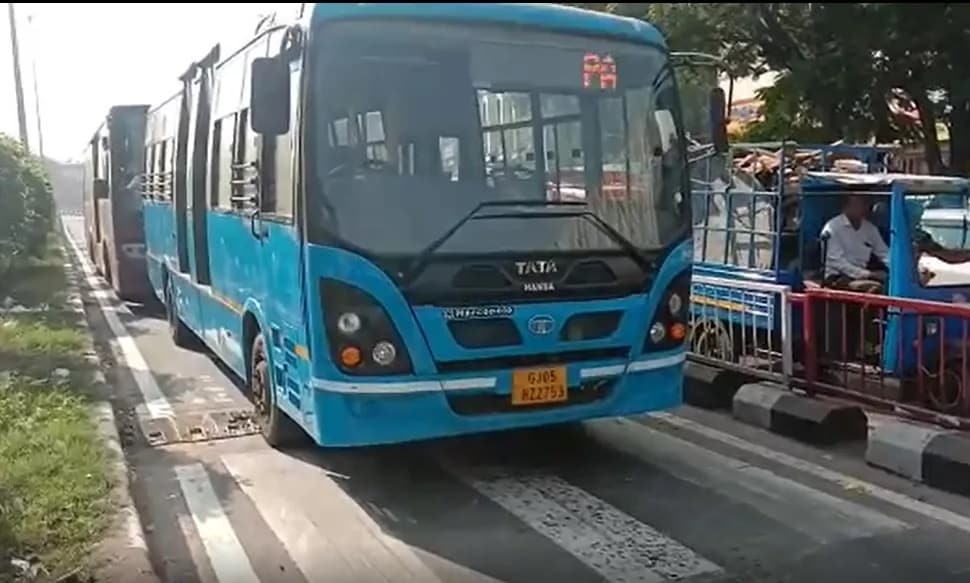 રોષ એટલો હતો કે, લોકોએ ડાઇવરને બસમાંથી બહાર કાઢીને ઢોર માર માર્યો હતો. મારનાર યુવાન માત્ર 18 વર્ષનો હતો ભેસ્તાન ખાતે આવેલ આવાસમાં મોજમીલ અમજદ શેખ પરીવારનો એકનો એક પુત્ર હતો, પોતાની કારકિર્દીની શરૂઆત ગતરોજ કરી હતી અને ઝરીના કારખાનામાં કામે લાગ્યો હતો અને આજે નોકરી પર બીજા દિવસે જતો હતો અને બસે તેને અડફેટે લીધો હતો. રોષ એટલો હતો કે, લોકોએ ડાઇવરને બસમાંથી બહાર કાઢીને ઢોર માર માર્યો હતો. મારનાર યુવાન માત્ર 18 વર્ષનો હતો ભેસ્તાન ખાતે આવેલ આવાસમાં મોજમીલ અમજદ શેખ પરીવારનો એકનો એક પુત્ર હતો, પોતાની કારકિર્દીની શરૂઆત ગતરોજ કરી હતી અને ઝરીના કારખાનામાં કામે લાગ્યો હતો અને આજે નોકરી પર બીજા દિવસે જતો હતો અને બસે તેને અડફેટે લીધો હતો.