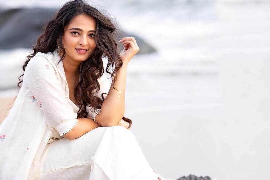 બાહુબલી 2 હિટ થયા પછી અનુષ્કા શેટ્ટી દેવસેના લોકપ્રિય થઈ. આ ફિલ્મ દરમિયાન પ્રભાસ અને અનુષ્કાના અફેરની પણ ઘણી ચર્ચા થઈ હતી. અનુષ્કા હજુ પણ સાઉથની ફિલ્મો કરી રહી છે. તેનો બોલિવૂડમાં આવવાનો કોઈ ઇરાદો નથી. બાહુબલી 2 હિટ થયા પછી અનુષ્કા શેટ્ટી દેવસેના લોકપ્રિય થઈ. આ ફિલ્મ દરમિયાન પ્રભાસ અને અનુષ્કાના અફેરની પણ ઘણી ચર્ચા થઈ હતી. અનુષ્કા હજુ પણ સાઉથની ફિલ્મો કરી રહી છે. તેનો બોલિવૂડમાં આવવાનો કોઈ ઇરાદો નથી.