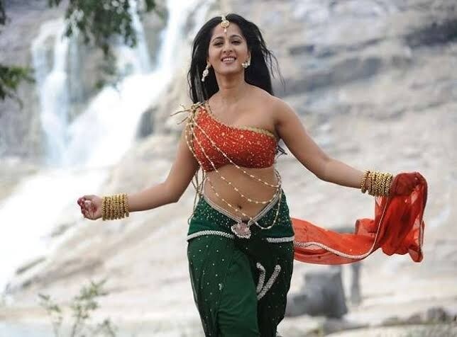 અનુષ્કા આજે તેનો 38 મો જન્મદિવસ મનાવી રહી છે. આ પ્રસંગે તેમના વિશે કેટલીક રસપ્રદ વાતો જાણીએ. અનુષ્કા શેટ્ટીનું અસલી નામ સ્વીટી શેટ્ટી છે. અનુષ્કાએ 2005માં ફિલ્મ 'સુપર' થી શરૂઆત કરી હતી. અનુષ્કાના ફેમિલી બેકગ્રાઉન્ડમાંથી કોઈ ફિલ્મ ઈન્ડસ્ટ્રીમાં નથી. અનુષ્કા આજે તેનો 38 મો જન્મદિવસ મનાવી રહી છે. આ પ્રસંગે તેમના વિશે કેટલીક રસપ્રદ વાતો જાણીએ. અનુષ્કા શેટ્ટીનું અસલી નામ સ્વીટી શેટ્ટી છે. અનુષ્કાએ 2005માં ફિલ્મ 'સુપર' થી શરૂઆત કરી હતી. અનુષ્કાના ફેમિલી બેકગ્રાઉન્ડમાંથી કોઈ ફિલ્મ ઈન્ડસ્ટ્રીમાં નથી.