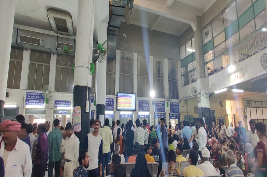એક તરફ ઓપીડીની લાઈન તો બીજી તરફ કેસ પેપર કઢાવવા દર્દીઓનો ધસારો. અમદાવાદની સિવિલ હોસ્પિટલમાં પ્રવેશતા ઓપીડીમાં કેસ પેપર કઢાવવા ઉભેલાં દર્દીઓની લાઈન જ ગવાહી આપે છે શહેરમાં રોગચાળાના પરિસ્થિતિ શું છે. અમદાવાદની સિવિલ હોસ્પિટલનાં દ્રશ્યો બદલાવી નાંખ્યા છે. રાજ્યમાં કમોસમી વરસાદની અસરને કારણે રોગચાળો વકરી રહ્યો છે ત્યારે અમદાવાદમાં ડેન્ગ્યૂનો કહેર હજુય યથાવત છે. સવારથી જ હોસ્પિટલમાં દર્દીઓની લાઇન જોવા મળે છે.(દીપિકા ખુમાણ, અમદાવાદ ) એક તરફ ઓપીડીની લાઈન તો બીજી તરફ કેસ પેપર કઢાવવા દર્દીઓનો ધસારો. અમદાવાદની સિવિલ હોસ્પિટલમાં પ્રવેશતા ઓપીડીમાં કેસ પેપર કઢાવવા ઉભેલાં દર્દીઓની લાઈન જ ગવાહી આપે છે શહેરમાં રોગચાળાના પરિસ્થિતિ શું છે. અમદાવાદની સિવિલ હોસ્પિટલનાં દ્રશ્યો બદલાવી નાંખ્યા છે. રાજ્યમાં કમોસમી વરસાદની અસરને કારણે રોગચાળો વકરી રહ્યો છે ત્યારે અમદાવાદમાં ડેન્ગ્યૂનો કહેર હજુય યથાવત છે. સવારથી જ હોસ્પિટલમાં દર્દીઓની લાઇન જોવા મળે છે.(દીપિકા ખુમાણ, અમદાવાદ )