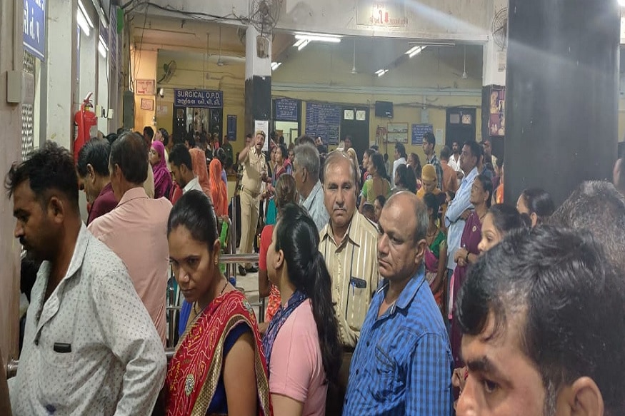 કમોસમી વરસાદના કારણે અમદાવાદમાં રોગચાળો વકર્યો છે. નવેમ્બરમાં મહિનામાં અમદાવાદમાં ડેન્ગ્યૂના કારણે 2 લોકોના મોત થયા છે. જ્યારે 204 કેસ નોંધાયા છે. આઈ પહેલા ઑક્ટોબર મહિનામાં 4 લોકોના મોત થયા હતા અને 808 કેસ નોંધાયા હતા. જાન્યુઆરીથી નવેમ્બર 2019 સુધી ડેન્ગ્યૂના કુલ 1654 કેસ નોંધાયા છે. જ્યારે 8 લોકોનો મોત થયા છે. કમોસમી વરસાદના કારણે અમદાવાદમાં રોગચાળો વકર્યો છે. નવેમ્બરમાં મહિનામાં અમદાવાદમાં ડેન્ગ્યૂના કારણે 2 લોકોના મોત થયા છે. જ્યારે 204 કેસ નોંધાયા છે. આઈ પહેલા ઑક્ટોબર મહિનામાં 4 લોકોના મોત થયા હતા અને 808 કેસ નોંધાયા હતા. જાન્યુઆરીથી નવેમ્બર 2019 સુધી ડેન્ગ્યૂના કુલ 1654 કેસ નોંધાયા છે. જ્યારે 8 લોકોનો મોત થયા છે.