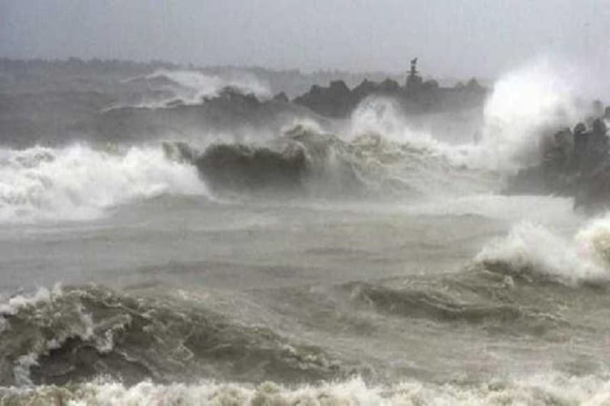 હરિન માત્રાવાડિયા, દીવ : મહા વાવાઝોડાની (Maha cyclone) અસર રાજ્યભરમાં તો જોવા મળી રહી છે. પરંતુ દીવ (Diu) અને સૌરાષ્ટ્રના દરિયાકાંઠાનાં (coast area) વિસ્તારોમાં વધારે જોવા મળી રહી છે. હાલ દીવનાં દરિયામાં કરંટ (current) જોવા મળી રહ્યો છે. ગઇકાલ સુધી દરિયાકાંઠો શાંત હતો. પરંતુ આજે દરિયાનાં મોઝા ચારથી પાંચ ફૂટ ઊંચા ઉઠી રહ્યાં છે. આ સાથે વાવાઝોડાની અસરને કારણે ગીર સોમનાથ જિલ્લામાં અને દીવમાં વહેલી સવારથી જ કાળા ડીબાંગ વાદળો સાથે ધોધમાર વરસાદ વરસી રહ્યો છે. ઉના તાલુકાનાં મહત્તમ વિસ્તારોમાં મોડી સાંજથી કડાકા ભડાકા સાથે ચારથી પાંચ ઇંચ વરસાદ નોંધાયો છે. જેના કારણે માછીમારો અને ખેડૂતોને નુકસાની પહોંચી છે. હરિન માત્રાવાડિયા, દીવ : મહા વાવાઝોડાની (Maha cyclone) અસર રાજ્યભરમાં તો જોવા મળી રહી છે. પરંતુ દીવ (Diu) અને સૌરાષ્ટ્રના દરિયાકાંઠાનાં (coast area) વિસ્તારોમાં વધારે જોવા મળી રહી છે. હાલ દીવનાં દરિયામાં કરંટ (current) જોવા મળી રહ્યો છે. ગઇકાલ સુધી દરિયાકાંઠો શાંત હતો. પરંતુ આજે દરિયાનાં મોઝા ચારથી પાંચ ફૂટ ઊંચા ઉઠી રહ્યાં છે. આ સાથે વાવાઝોડાની અસરને કારણે ગીર સોમનાથ જિલ્લામાં અને દીવમાં વહેલી સવારથી જ કાળા ડીબાંગ વાદળો સાથે ધોધમાર વરસાદ વરસી રહ્યો છે. ઉના તાલુકાનાં મહત્તમ વિસ્તારોમાં મોડી સાંજથી કડાકા ભડાકા સાથે ચારથી પાંચ ઇંચ વરસાદ નોંધાયો છે. જેના કારણે માછીમારો અને ખેડૂતોને નુકસાની પહોંચી છે.