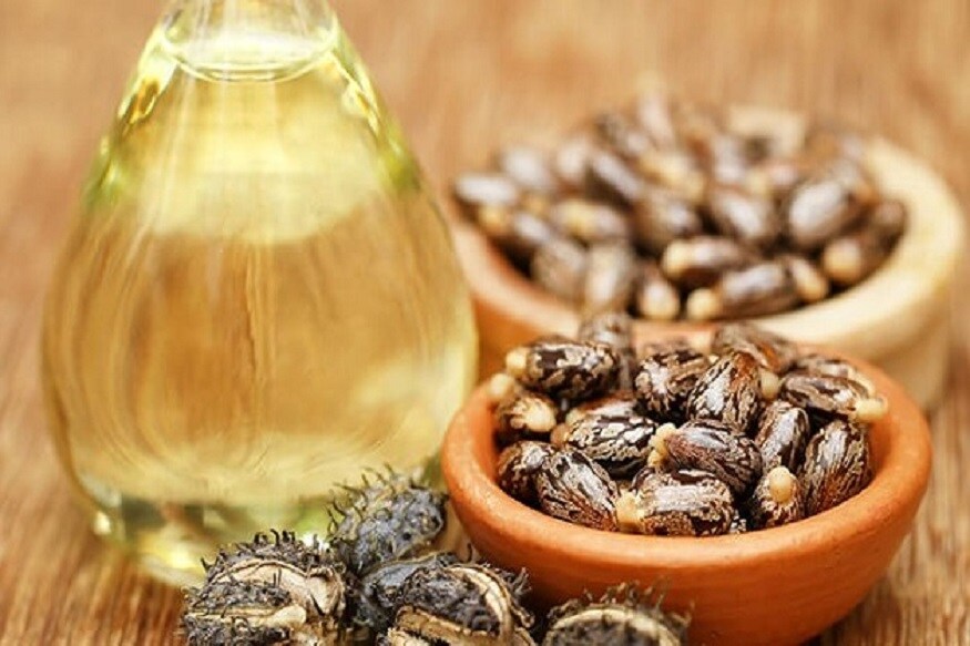 અરંડાનું તેલ (Castor oil) :- એરંડાના તેલના મસાજથી વાળના મૂળમાં ઉત્તેજના આવે છે. આનાથી આખા માંથામાં લોહીનું પરિભ્રમણ ઝડપી થાય છે. એરંડાના તેલમાં હેલ્થી ફેટ્સ હોય છે. જે સ્કેલ્પને પોષણ આપે છે. ડેન્ડ્રફને રોકવાની સાથે વાળને ઝડપથી વધવામાં મદદ કરે છે. અરંડાનું તેલ (Castor oil) :- એરંડાના તેલના મસાજથી વાળના મૂળમાં ઉત્તેજના આવે છે. આનાથી આખા માંથામાં લોહીનું પરિભ્રમણ ઝડપી થાય છે. એરંડાના તેલમાં હેલ્થી ફેટ્સ હોય છે. જે સ્કેલ્પને પોષણ આપે છે. ડેન્ડ્રફને રોકવાની સાથે વાળને ઝડપથી વધવામાં મદદ કરે છે.
