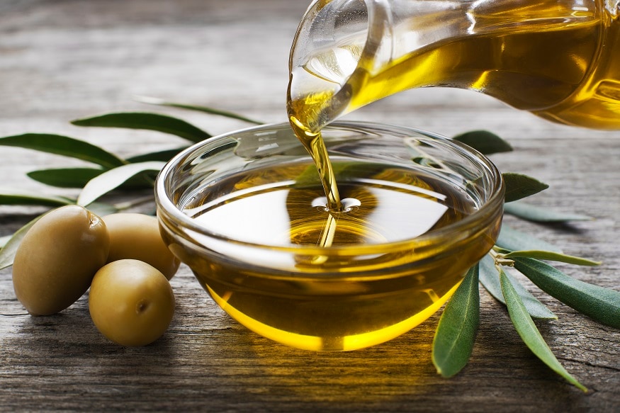 ઑલિવ ઑઇલ (Olive oil) :- જેતૂન એટલે કે ઑલિવ ઑઇલ લગાવવાથી માથાની ત્વચામાં બનનાર હેયરલૉસ હોર્મોન બનતા અટકાવે છે. જેનાથી વાળ ખરવાનું ઓછું થશે. વાળની ગ્રોથ વધે છે. ઑલિવ માથાની સ્કિનને પોષણ આપે છે. અને ઇન્ફેક્શનથી બચાવે છે. ઑલિવ ઑઇલ (Olive oil) :- જેતૂન એટલે કે ઑલિવ ઑઇલ લગાવવાથી માથાની ત્વચામાં બનનાર હેયરલૉસ હોર્મોન બનતા અટકાવે છે. જેનાથી વાળ ખરવાનું ઓછું થશે. વાળની ગ્રોથ વધે છે. ઑલિવ માથાની સ્કિનને પોષણ આપે છે. અને ઇન્ફેક્શનથી બચાવે છે.
