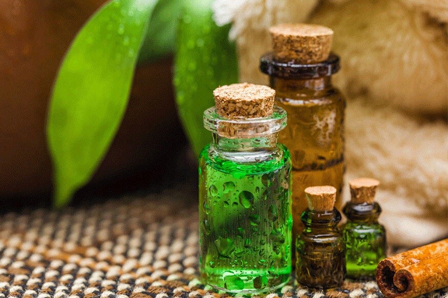 ટી ટ્રી ઑઇલ (Tea tree oil) :- સ્કેલ્પમાં કોઇપણ પ્રકારનું ઇન્ફેક્શન કે વધારે ડેન્ડ્રફ થાય કે વાળ ઝડપથી ખરવા લાગતા હોય છે. ત્યારે ટાલ પડવાની સમસ્યા થઇ શકે છે. આવી સ્થિતિમાં ટી ટ્રી ઑઇલ આ સમસ્યામાં વધારે મદદ કરે છે. આ તેલમાં એન્ટી માઇક્રોબિયલ અને એન્ટીઑક્સિડેન્ટ ગુણ હોય છે. જે વાળના મૂળને મજબૂત કરે છે. ટી ટ્રી ઑઇલ (Tea tree oil) :- સ્કેલ્પમાં કોઇપણ પ્રકારનું ઇન્ફેક્શન કે વધારે ડેન્ડ્રફ થાય કે વાળ ઝડપથી ખરવા લાગતા હોય છે. ત્યારે ટાલ પડવાની સમસ્યા થઇ શકે છે. આવી સ્થિતિમાં ટી ટ્રી ઑઇલ આ સમસ્યામાં વધારે મદદ કરે છે. આ તેલમાં એન્ટી માઇક્રોબિયલ અને એન્ટીઑક્સિડેન્ટ ગુણ હોય છે. જે વાળના મૂળને મજબૂત કરે છે.