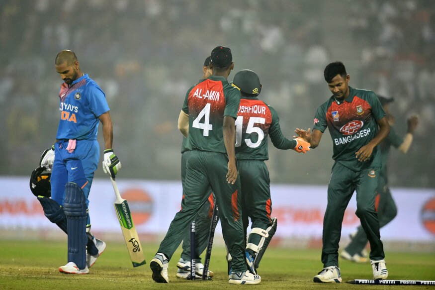 India vs Bangladesh:દિલ્હીના અરુણ જેટલી મેદાનમાં સમગ્ર દુનિયાને એ નજારો જોવા મળ્યો જે ક્રિકેટ ઈતિહાસમાં પહેલા ક્યારેય નથી જોવા મળ્યો. ટી20 ફૉમેટમાં પહેલવાર ટીમ ઈન્ડિયાએ બાંગ્લાદેશની વિરુદ્ધ હારનો સામનો કરવો પડ્યો. 3 મેચોની ટી20 સીરીઝની પહેલી મેચમાં ભારતીય ટીમે 7 વિકેટથી હાર સહન કરી અને જીતની સાથે બાંગ્લાદેશે ઈતિહાસ રચી દીધો. પહેલા બેટિંગ કરતાં ટીમ ઈન્ડિયાએ 20 ઓવરમાં 148 રન કર્યા પરંતુ મહેમાન ટીમે આ ટાર્ગેટ ત્રણ બોલ પહેલા જ પાર કરી દીધો. આવો આપને જણાવીએ ટીમ ઈન્ડિયાની હારના પાંચ મુખ્ય કારણો... India vs Bangladesh:દિલ્હીના અરુણ જેટલી મેદાનમાં સમગ્ર દુનિયાને એ નજારો જોવા મળ્યો જે ક્રિકેટ ઈતિહાસમાં પહેલા ક્યારેય નથી જોવા મળ્યો. ટી20 ફૉમેટમાં પહેલવાર ટીમ ઈન્ડિયાએ બાંગ્લાદેશની વિરુદ્ધ હારનો સામનો કરવો પડ્યો. 3 મેચોની ટી20 સીરીઝની પહેલી મેચમાં ભારતીય ટીમે 7 વિકેટથી હાર સહન કરી અને જીતની સાથે બાંગ્લાદેશે ઈતિહાસ રચી દીધો. પહેલા બેટિંગ કરતાં ટીમ ઈન્ડિયાએ 20 ઓવરમાં 148 રન કર્યા પરંતુ મહેમાન ટીમે આ ટાર્ગેટ ત્રણ બોલ પહેલા જ પાર કરી દીધો. આવો આપને જણાવીએ ટીમ ઈન્ડિયાની હારના પાંચ મુખ્ય કારણો...
