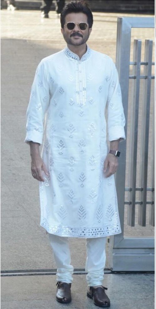 ફૂલ વ્હાઇટ જોધપુરી ડ્રેસ<br />વ્હાઇટ એક તેવો ડ્રેસ ચે જે પુરુષોની સ્કીન પર ખૂબ જ હોટ લાગે છે. જો તમારી સ્કીન ડાર્ક હોય તો પણ તમારે વ્હાઇટ રંગ પહેરતા ખચકાવવું ન જોઇએ. કારણ કે સફેદ રંગ ડસ્કી સ્કીનને વધુ ઉભારે છે. આ ડ્રેસની સાથે તમે બ્રાઉન શૂઝ ટ્રાય કરી શકો છો. અને આમ તમે ભારતીય લૂક સાથે નવાબી લાગી શકો છો. ફૂલ વ્હાઇટ જોધપુરી ડ્રેસ<br />વ્હાઇટ એક તેવો ડ્રેસ ચે જે પુરુષોની સ્કીન પર ખૂબ જ હોટ લાગે છે. જો તમારી સ્કીન ડાર્ક હોય તો પણ તમારે વ્હાઇટ રંગ પહેરતા ખચકાવવું ન જોઇએ. કારણ કે સફેદ રંગ ડસ્કી સ્કીનને વધુ ઉભારે છે. આ ડ્રેસની સાથે તમે બ્રાઉન શૂઝ ટ્રાય કરી શકો છો. અને આમ તમે ભારતીય લૂક સાથે નવાબી લાગી શકો છો.