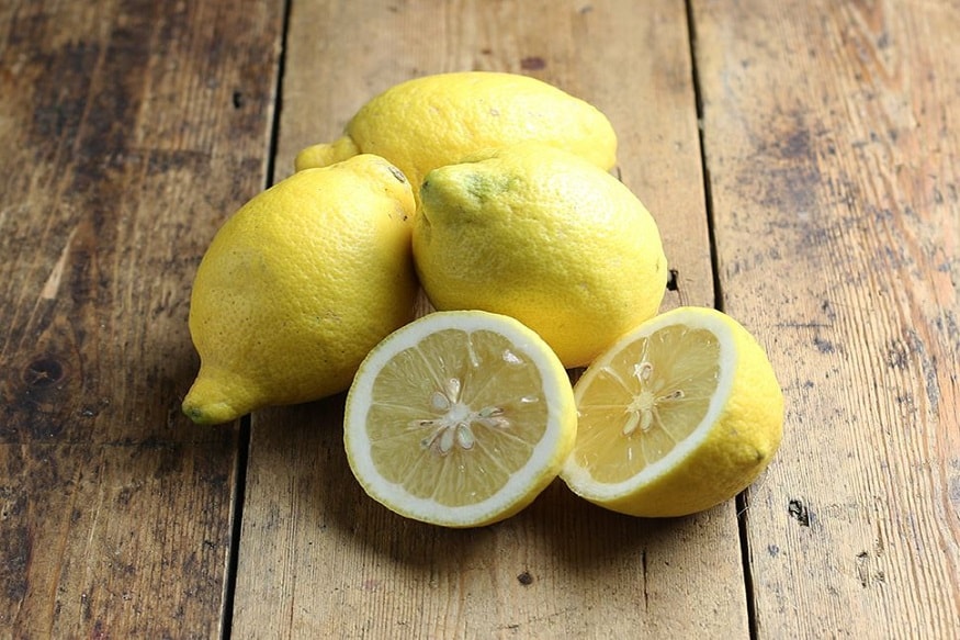 લિંબું (lemon) :-તમે વજન ઓછું કરવા માંગો છો, તો લીંબુ પાણનો ઉપયોગ આજથી શરૂ કરી દો. રોજ સવારે પાણીમાં લીંબુ નીચોવીને પીવાથી તમે મેદસ્વિતા ઓછી કરી શકો છો. આ સાથે તમે પેટની બિમારીઓથી પણ દૂર રહો છો. લિંબું (lemon) :-તમે વજન ઓછું કરવા માંગો છો, તો લીંબુ પાણનો ઉપયોગ આજથી શરૂ કરી દો. રોજ સવારે પાણીમાં લીંબુ નીચોવીને પીવાથી તમે મેદસ્વિતા ઓછી કરી શકો છો. આ સાથે તમે પેટની બિમારીઓથી પણ દૂર રહો છો.
