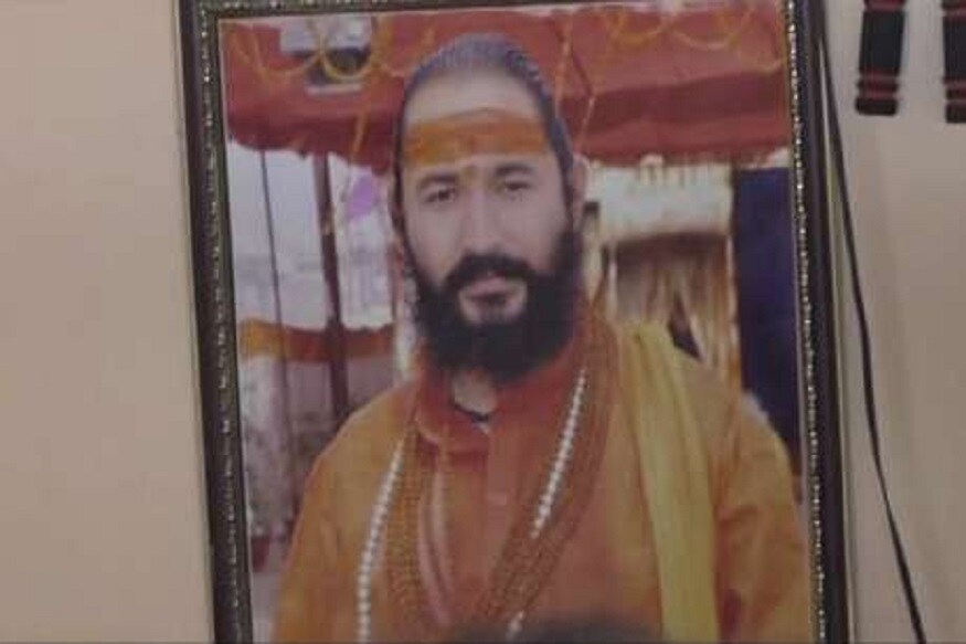 પ્રયાગરાજ : ઉત્તર પ્રદેશ (Uttar Pradesh)ના પ્રયાગરાજના (Prayagraj)નિરંજની અખાડા (Niranjani Akhada)ના મહંત આશિષ ગિરી (Ashish Giri)એ અખાડાની અંદર પોતાની રુમમાં ગોળી મારીને આત્મહત્યા કરી લીધી છે. આશિષ ગિરીની આત્મહત્યાના સમાચાર સાંભળી અખાડાના સાધુ- સંત આઘાતમાં છે. મામલાની સૂચના મળતા જ ઘણા પોલીસ સ્ટેશનના પોલીસ સાથે એસએસપી અને ડીઆઈજી તરત સ્થળે પહોંચી ગયા હતા. અખાડા પરિષદના અધ્યક્ષ નરેન્દ્ર ગિરી પણ સ્થળ પર પહોંચી ગયા હતા. પ્રયાગરાજ : ઉત્તર પ્રદેશ (Uttar Pradesh)ના પ્રયાગરાજના (Prayagraj)નિરંજની અખાડા (Niranjani Akhada)ના મહંત આશિષ ગિરી (Ashish Giri)એ અખાડાની અંદર પોતાની રુમમાં ગોળી મારીને આત્મહત્યા કરી લીધી છે. આશિષ ગિરીની આત્મહત્યાના સમાચાર સાંભળી અખાડાના સાધુ- સંત આઘાતમાં છે. મામલાની સૂચના મળતા જ ઘણા પોલીસ સ્ટેશનના પોલીસ સાથે એસએસપી અને ડીઆઈજી તરત સ્થળે પહોંચી ગયા હતા. અખાડા પરિષદના અધ્યક્ષ નરેન્દ્ર ગિરી પણ સ્થળ પર પહોંચી ગયા હતા.