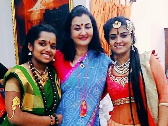 નિત્યાનંદ આશ્રમ કેસમાં (Nityanand Ashram case) રોજ નવા ખુલાસા થતા રહે છે ત્યારે આજે રવિવારે વધુ એક ખુલાસો થયો છે. ડીપીએસ સ્કૂલ સંચાલકો દ્વારા નિત્યાનંદ આશ્રમ સાથે કોઈ સંબંધ ન હોવાનું રટણ કરવામાં આવે છે ત્યારે DPS સ્કૂલની સંચાલિકા (DPS School Administrator) મંજૂલા શ્રોફની (Manjula Shroff) એક તસવીર (photo) સોશિયલ મીડિયા (Social media) ઉપર વાયરલ (Viral) થઈ છે. આ તસવીરમાં DPSની સંચાલિકા મંજૂલા શ્રોફ નિત્યાનંદ આશ્રમની બંન સાધ્વીઓ સાથે જોવા મળે છે. આ તસવીર પરમ શિવોત્સવ કાર્યક્રમની હોવાનું પણ માનવામાં આવે છે. નિત્યાનંદ આશ્રમ કેસમાં (Nityanand Ashram case) રોજ નવા ખુલાસા થતા રહે છે ત્યારે આજે રવિવારે વધુ એક ખુલાસો થયો છે. ડીપીએસ સ્કૂલ સંચાલકો દ્વારા નિત્યાનંદ આશ્રમ સાથે કોઈ સંબંધ ન હોવાનું રટણ કરવામાં આવે છે ત્યારે DPS સ્કૂલની સંચાલિકા (DPS School Administrator) મંજૂલા શ્રોફની (Manjula Shroff) એક તસવીર (photo) સોશિયલ મીડિયા (Social media) ઉપર વાયરલ (Viral) થઈ છે. આ તસવીરમાં DPSની સંચાલિકા મંજૂલા શ્રોફ નિત્યાનંદ આશ્રમની બંન સાધ્વીઓ સાથે જોવા મળે છે. આ તસવીર પરમ શિવોત્સવ કાર્યક્રમની હોવાનું પણ માનવામાં આવે છે.