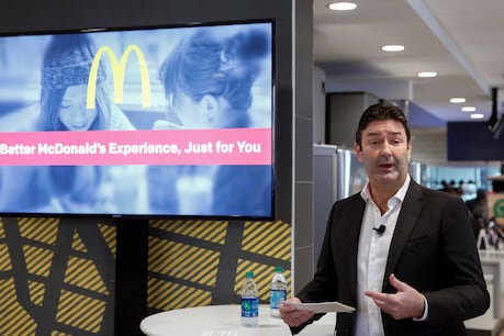 McDonald'sના CEOએ કર્મચારી સાથે બાંધ્યા સંબંધ, કંપનીએ હાંકી કાઢ્યા McDonald'sના CEOએ કર્મચારી સાથે બાંધ્યા સંબંધ, કંપનીએ હાંકી કાઢ્યા