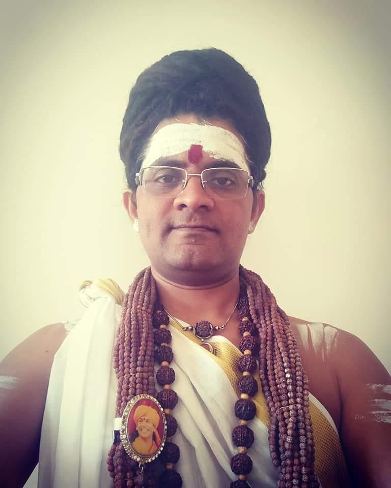 આજે પોલીસે આ મામલે પત્રકાર પરિષદ કરી હતી. પત્રકાર પરિષદમાં પોલીસે આશ્રમની અમદાવાદની સંચાલિકાઓ સામે ગુનો નોંધી ધરપકડ કરી છે. પોલીસ નિત્યાનંદિતાની શોધખોળ કરી રહી છે પરંતુ પોલીસના મતે નિત્યાનંદીતાએ અનેક વાર કહ્યું છે કે તે સ્વઇચ્છાએ ગઈ છે. નિત્યાનંદીતાનું કહેવું છે કે કોર્ટ કહે ત્યારે આવવાનું જણાવ્યું છે. આજે પોલીસે આ મામલે પત્રકાર પરિષદ કરી હતી. પત્રકાર પરિષદમાં પોલીસે આશ્રમની અમદાવાદની સંચાલિકાઓ સામે ગુનો નોંધી ધરપકડ કરી છે. પોલીસ નિત્યાનંદિતાની શોધખોળ કરી રહી છે પરંતુ પોલીસના મતે નિત્યાનંદીતાએ અનેક વાર કહ્યું છે કે તે સ્વઇચ્છાએ ગઈ છે. નિત્યાનંદીતાનું કહેવું છે કે કોર્ટ કહે ત્યારે આવવાનું જણાવ્યું છે.