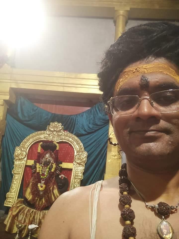 શહેરનાં હાથીજણ વિસ્તારમાં આવેલા સ્વામી નિત્યાનંદના યોગિનીસર્વાજ્ઞપીઠમ આશ્રમમાં ચાર બાળકોને ગોંધી રાખવાના મામલે આશ્રમના સ્થાપક સ્વામી નિત્યાનંદ અને પ્રાણપ્રિયા તેમજ પ્રિયાતત્વ સામે ગ્રામ્ય પોલીસે ગુનો નોંધ્યો હતો. દરમિયાન ભક્તોના સ્વાંગ અંગે મોટો ઘટસ્ફોટ થતાં હાહાકાર મચી ગયો હતો. શહેરનાં હાથીજણ વિસ્તારમાં આવેલા સ્વામી નિત્યાનંદના યોગિનીસર્વાજ્ઞપીઠમ આશ્રમમાં ચાર બાળકોને ગોંધી રાખવાના મામલે આશ્રમના સ્થાપક સ્વામી નિત્યાનંદ અને પ્રાણપ્રિયા તેમજ પ્રિયાતત્વ સામે ગ્રામ્ય પોલીસે ગુનો નોંધ્યો હતો. દરમિયાન ભક્તોના સ્વાંગ અંગે મોટો ઘટસ્ફોટ થતાં હાહાકાર મચી ગયો હતો.