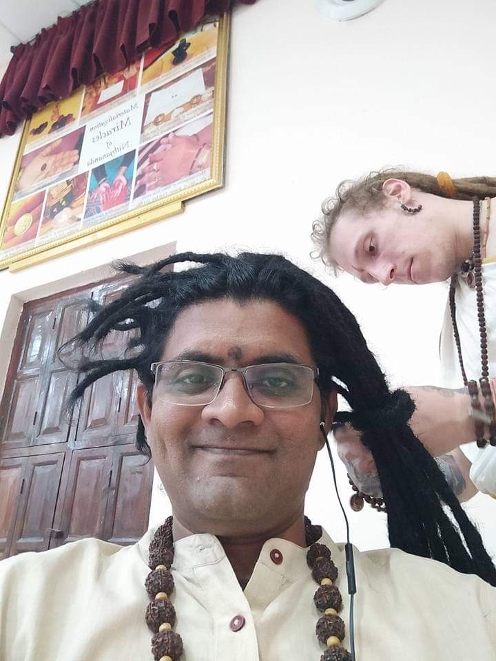 આશ્રમના આ વિવાદે હાહાકાર મચાવી દીધો છે. એક પછી એક જે પ્રકારના ખુલાસા અને ઘટસ્ફોટ થઈ રહ્યા છે તેના લીધે સમગ્ર રાજ્યના સાધુ સમાજમાં પણ તેના ઉંડા પ્રત્યાઘાતો પડ્યા છે. પોલીસ આ મામલે અપહરણ અને બાળમજૂરીના ગુના પૂરતી તપાસ કરી રહી છે પરંતુ એક પછી એક આ ઘટનાના તાર ખુલી રહ્યા છે. આશ્રમના આ વિવાદે હાહાકાર મચાવી દીધો છે. એક પછી એક જે પ્રકારના ખુલાસા અને ઘટસ્ફોટ થઈ રહ્યા છે તેના લીધે સમગ્ર રાજ્યના સાધુ સમાજમાં પણ તેના ઉંડા પ્રત્યાઘાતો પડ્યા છે. પોલીસ આ મામલે અપહરણ અને બાળમજૂરીના ગુના પૂરતી તપાસ કરી રહી છે પરંતુ એક પછી એક આ ઘટનાના તાર ખુલી રહ્યા છે.