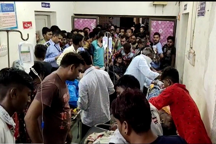 આ મામલે મળતી માહિતી પ્રમાણે હાલોલ ટોલ પ્લાઝા પાસે એક વ્યક્તિ નાઇટ શિફ્ટ કરીને ઘરે પરત ફરી રહ્યાં હતાં. ત્યારે એક બાઇક વચ્ચે આવી જતા તેને બચાવવા જતા આ અકસ્માત સર્જાયો છે. જેમાં એક વ્યક્તિનું મોત નીપજ્યું છે. જ્યારે સાત ઇજાગ્રસ્તોને વધુ સારવાર માટે વડોદરા સિવિલ હોસ્પિટલમાં રીફર કરાયા છે. આ મામલે મળતી માહિતી પ્રમાણે હાલોલ ટોલ પ્લાઝા પાસે એક વ્યક્તિ નાઇટ શિફ્ટ કરીને ઘરે પરત ફરી રહ્યાં હતાં. ત્યારે એક બાઇક વચ્ચે આવી જતા તેને બચાવવા જતા આ અકસ્માત સર્જાયો છે. જેમાં એક વ્યક્તિનું મોત નીપજ્યું છે. જ્યારે સાત ઇજાગ્રસ્તોને વધુ સારવાર માટે વડોદરા સિવિલ હોસ્પિટલમાં રીફર કરાયા છે.