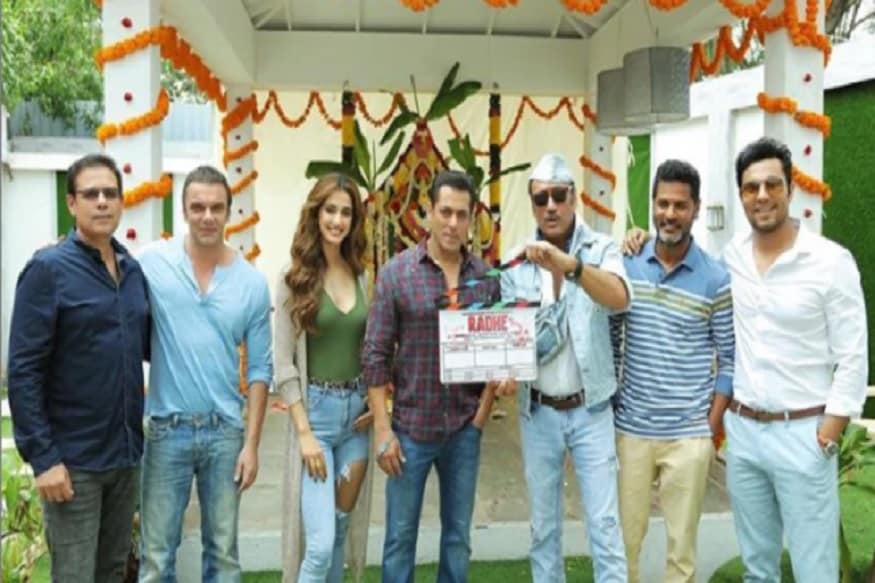 સલમાન ખાન (Salman khan)ની મોસ્ટ અવેટેડ ફિલ્મ રાધે આ વર્ષે ઇદમાં રીલિજ થવાની હતી. પણ હવે લોકડાઉનના કારણે આ ફિલ્મની રીલિઝ ટાઇપ પર થવી અશક્ય છે. ફિલ્મના ક્લાયમેક્સ અને છેલ્લા કેટલાક સીનનું શૂટિંગ હજી પૂરું નથી થયું. આના કારણે ફિલ્મ ટાઇમ પર રીલિજ નહીં થઇ શકે. બોલિવૂડ લાઇફની ખબર મુજબ જો લોકડાઉન ના હોત તો અત્યારે સલમાન ખાનની ફિલ્મનું પોસ્ટ પ્રોડક્શનનું કામ ચાલી રહ્યું હોત. સલમાન ખાન (Salman khan)ની મોસ્ટ અવેટેડ ફિલ્મ રાધે આ વર્ષે ઇદમાં રીલિજ થવાની હતી. પણ હવે લોકડાઉનના કારણે આ ફિલ્મની રીલિઝ ટાઇપ પર થવી અશક્ય છે. ફિલ્મના ક્લાયમેક્સ અને છેલ્લા કેટલાક સીનનું શૂટિંગ હજી પૂરું નથી થયું. આના કારણે ફિલ્મ ટાઇમ પર રીલિજ નહીં થઇ શકે. બોલિવૂડ લાઇફની ખબર મુજબ જો લોકડાઉન ના હોત તો અત્યારે સલમાન ખાનની ફિલ્મનું પોસ્ટ પ્રોડક્શનનું કામ ચાલી રહ્યું હોત.